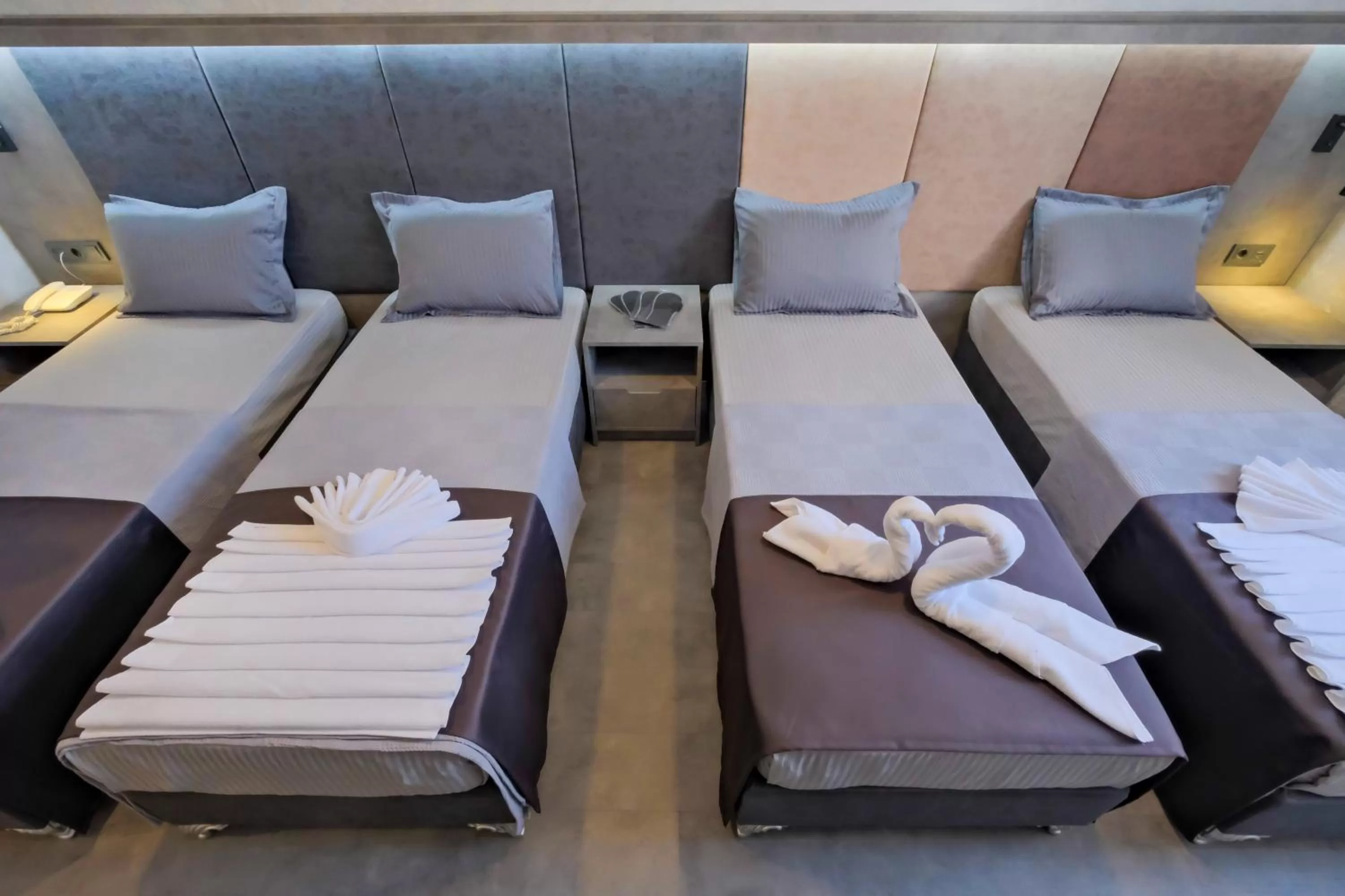 Photo of the whole room, Bed in The Queen Hotel