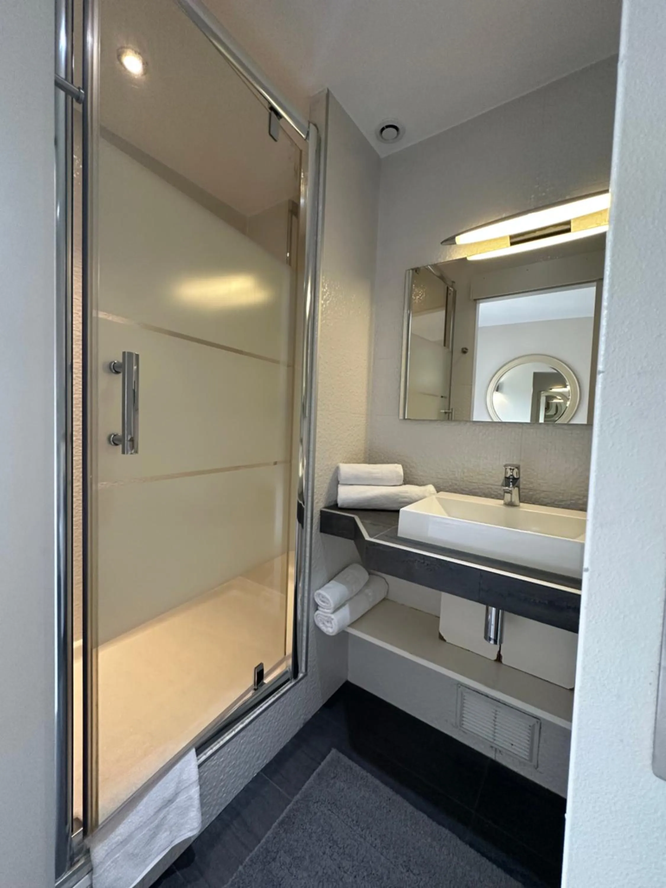 Bathroom, Bed in Hotel Nation Montmartre