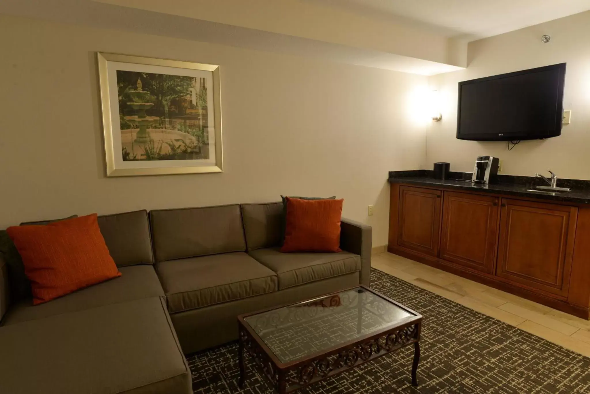 Photo of the whole room, Seating Area in Holiday Inn Hotel & Suites Minneapolis-Lakeville, an IHG Hotel