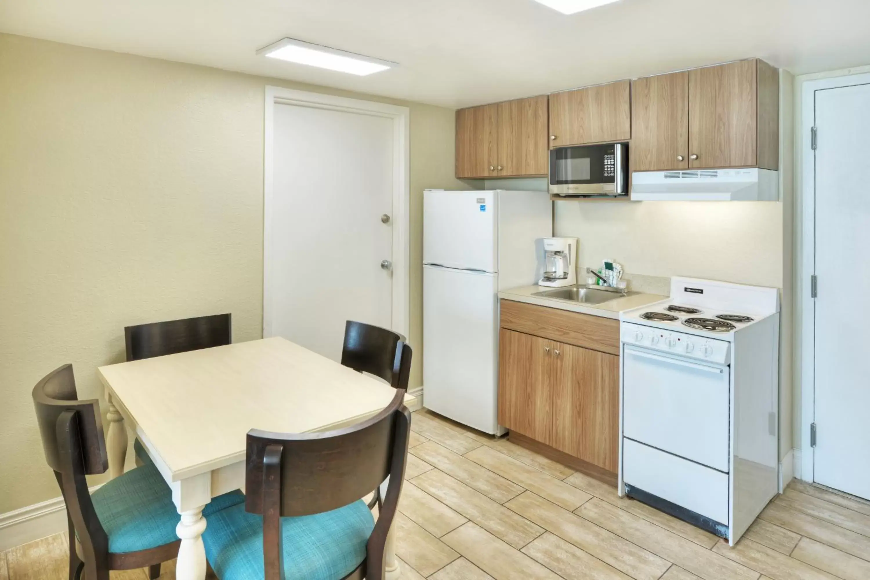 Kitchen or kitchenette, Kitchen/Kitchenette in El Caribe Resort and Conference Center