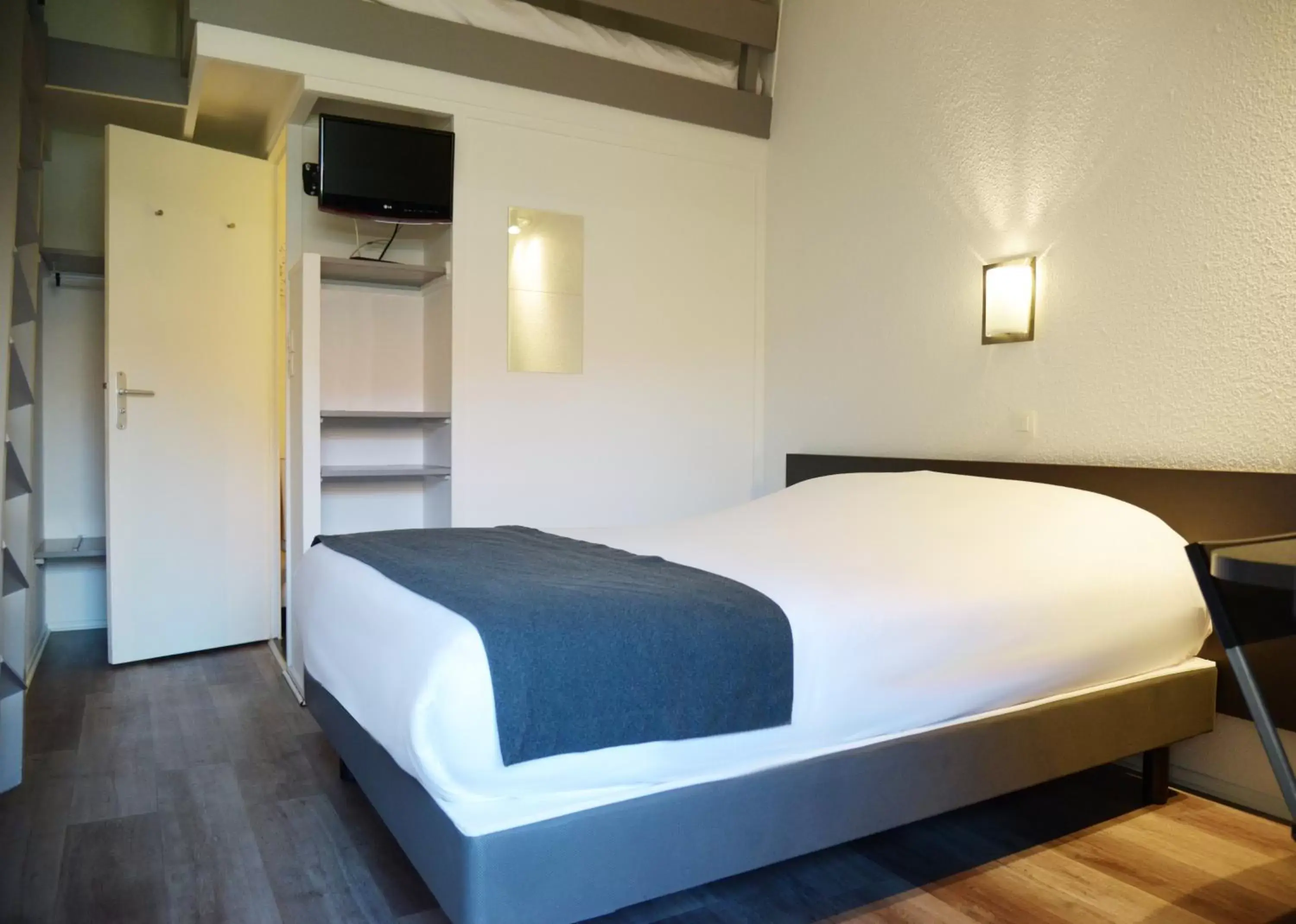 Photo of the whole room, Bed in Aerel Hotel Aéroport Blagnac