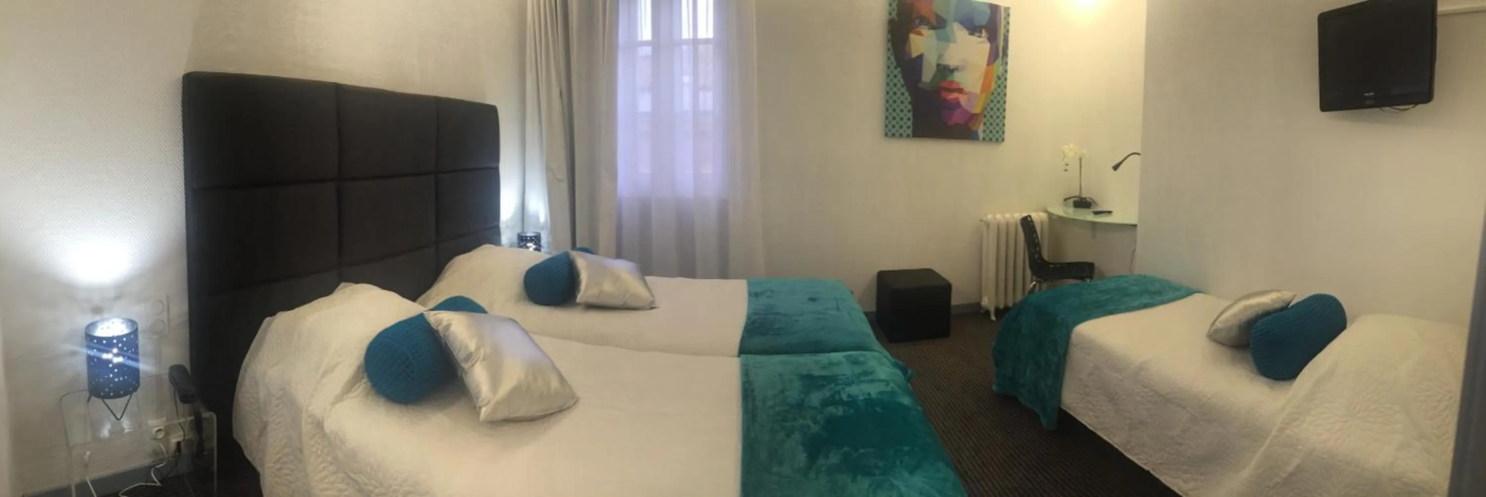 Photo of the whole room, Bed in Hôtel Le Capitole