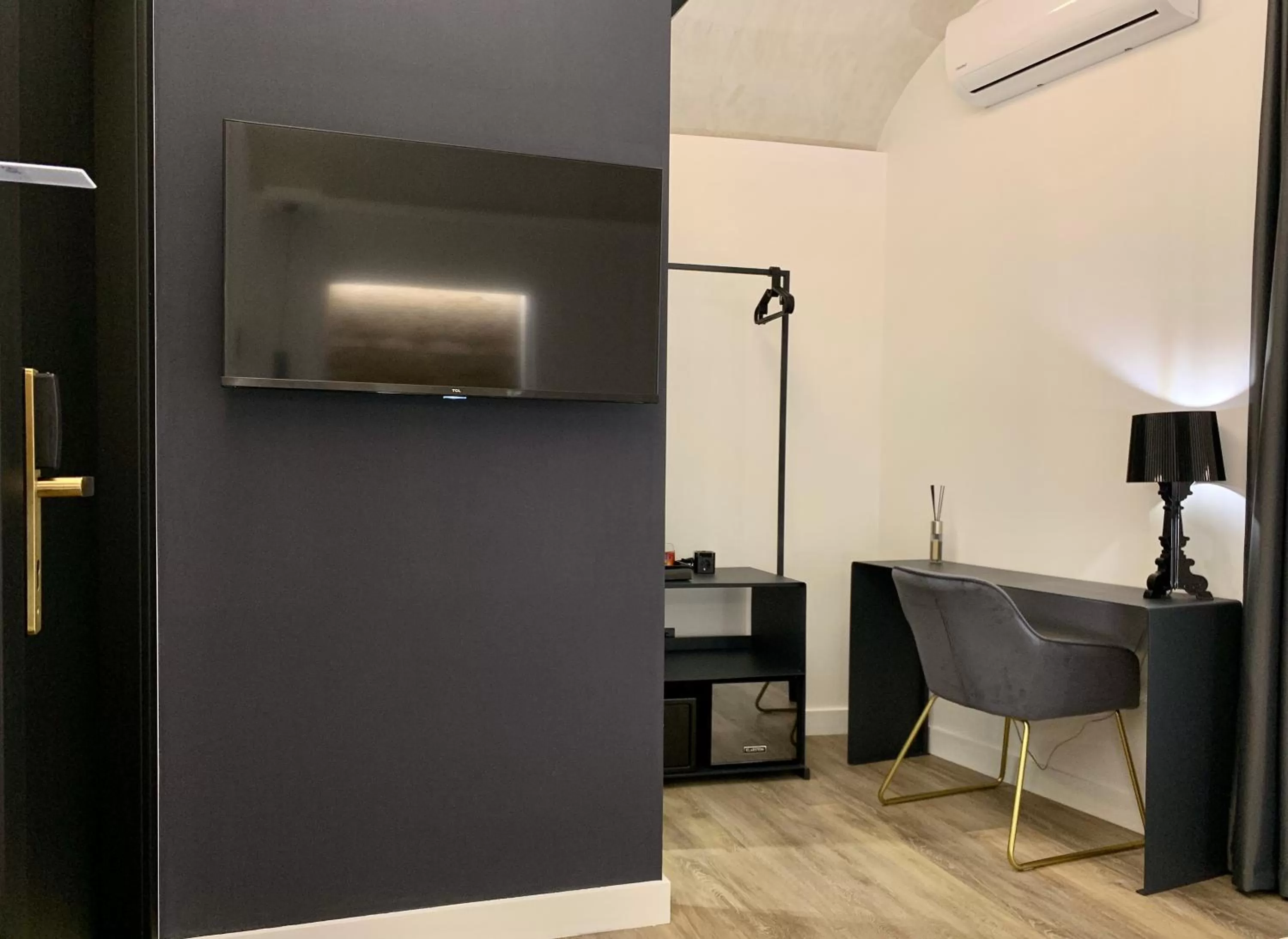 Bedroom, TV/Entertainment Center in Toledo Boutique Rooms