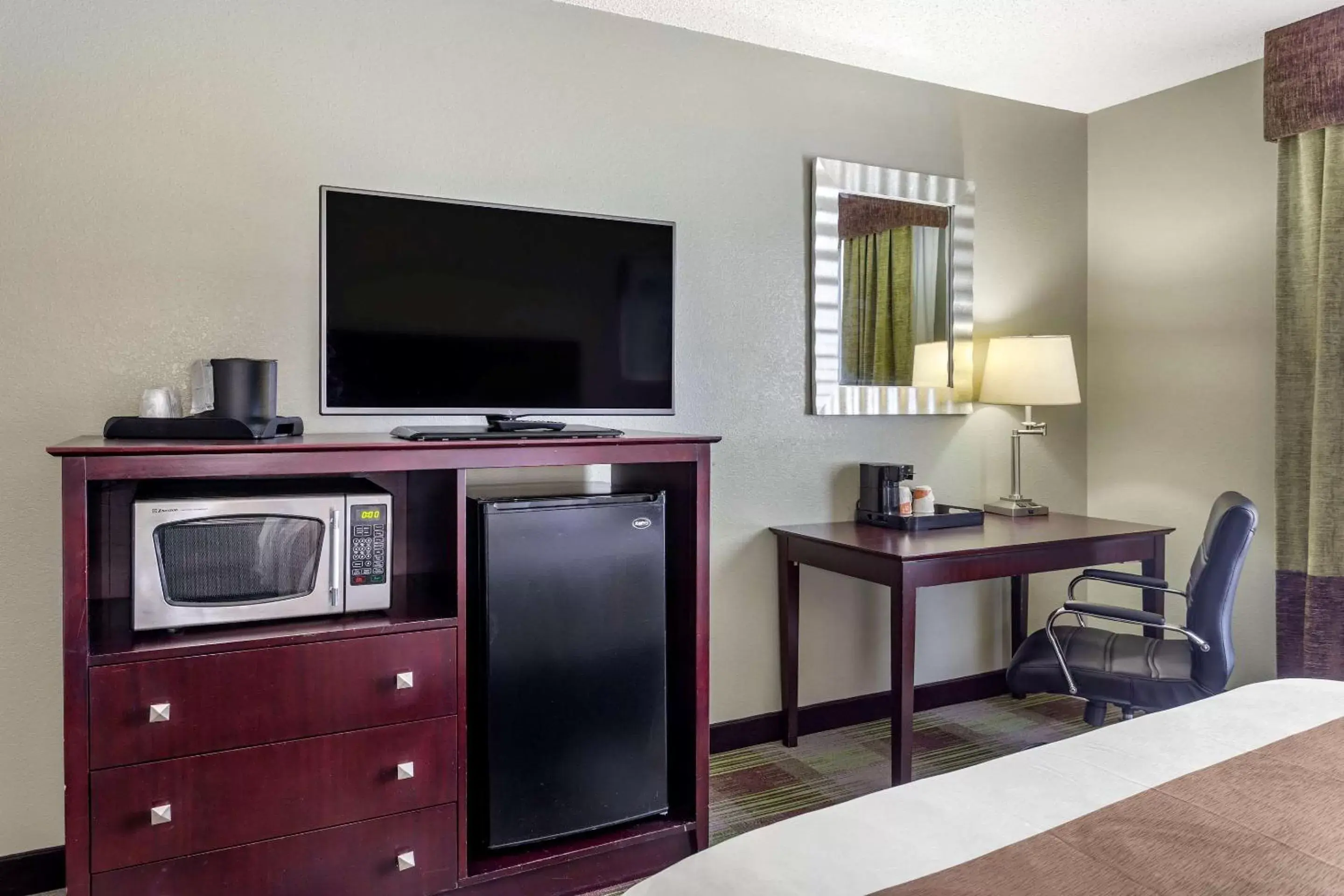 Photo of the whole room, TV/Entertainment Center in Quality Inn St. Robert - Ft. Leonard Wood