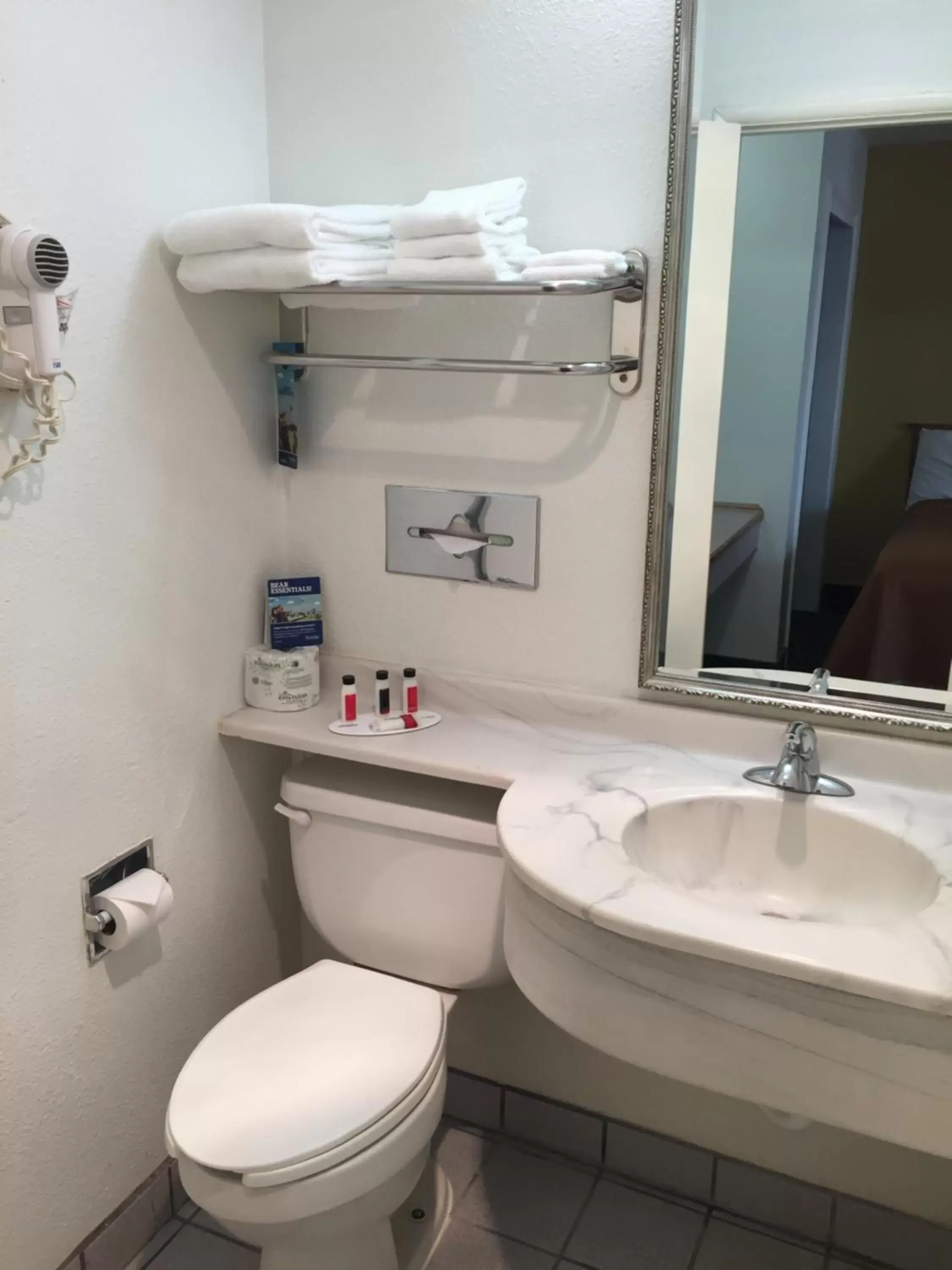 Bathroom in Travelodge by Wyndham Pendleton OR Bathroom in Travelodge by Wyndham Pendleton OR