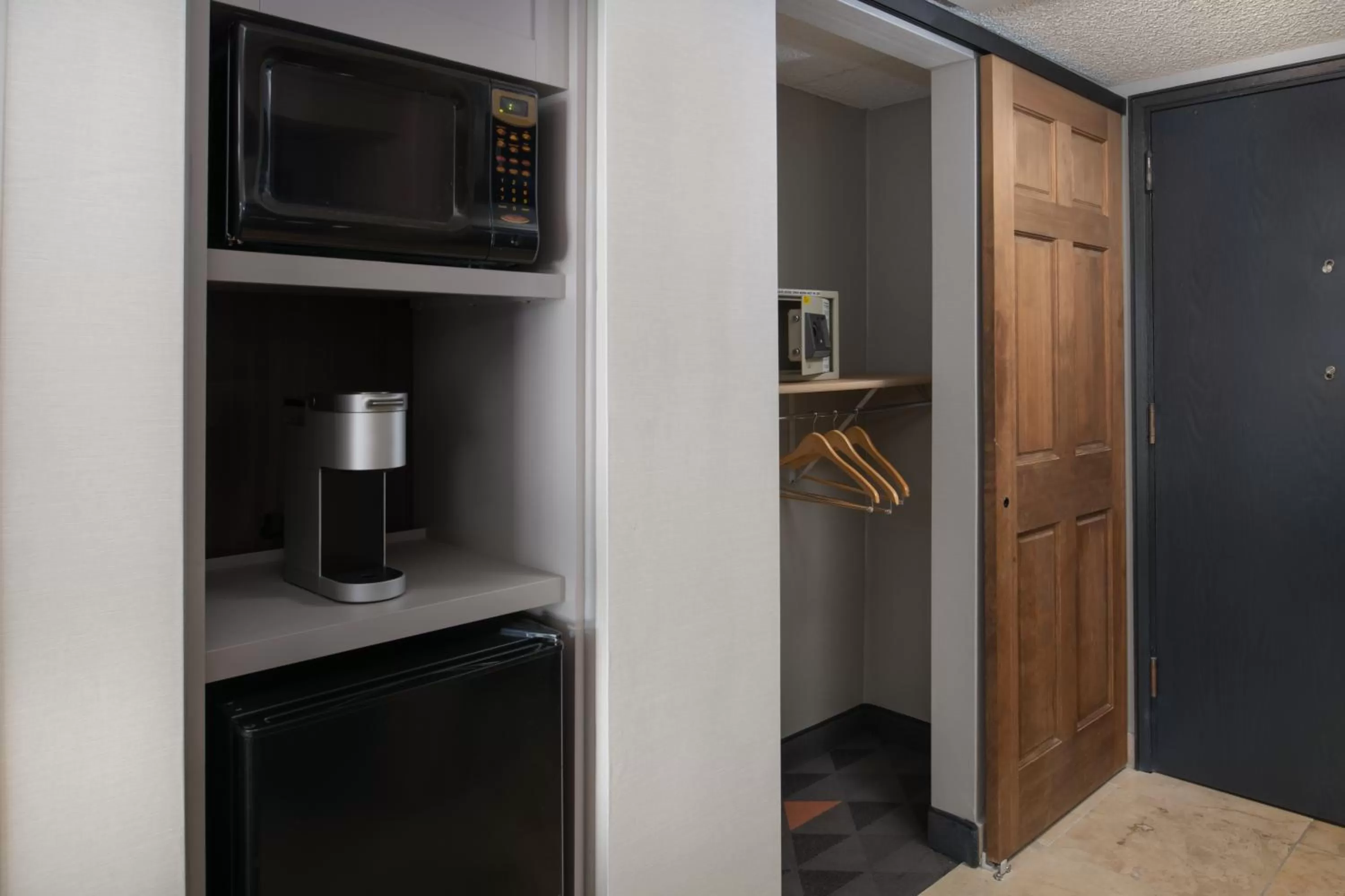 wardrobe in Holiday Inn Portland - Columbia Riverfront by IHG