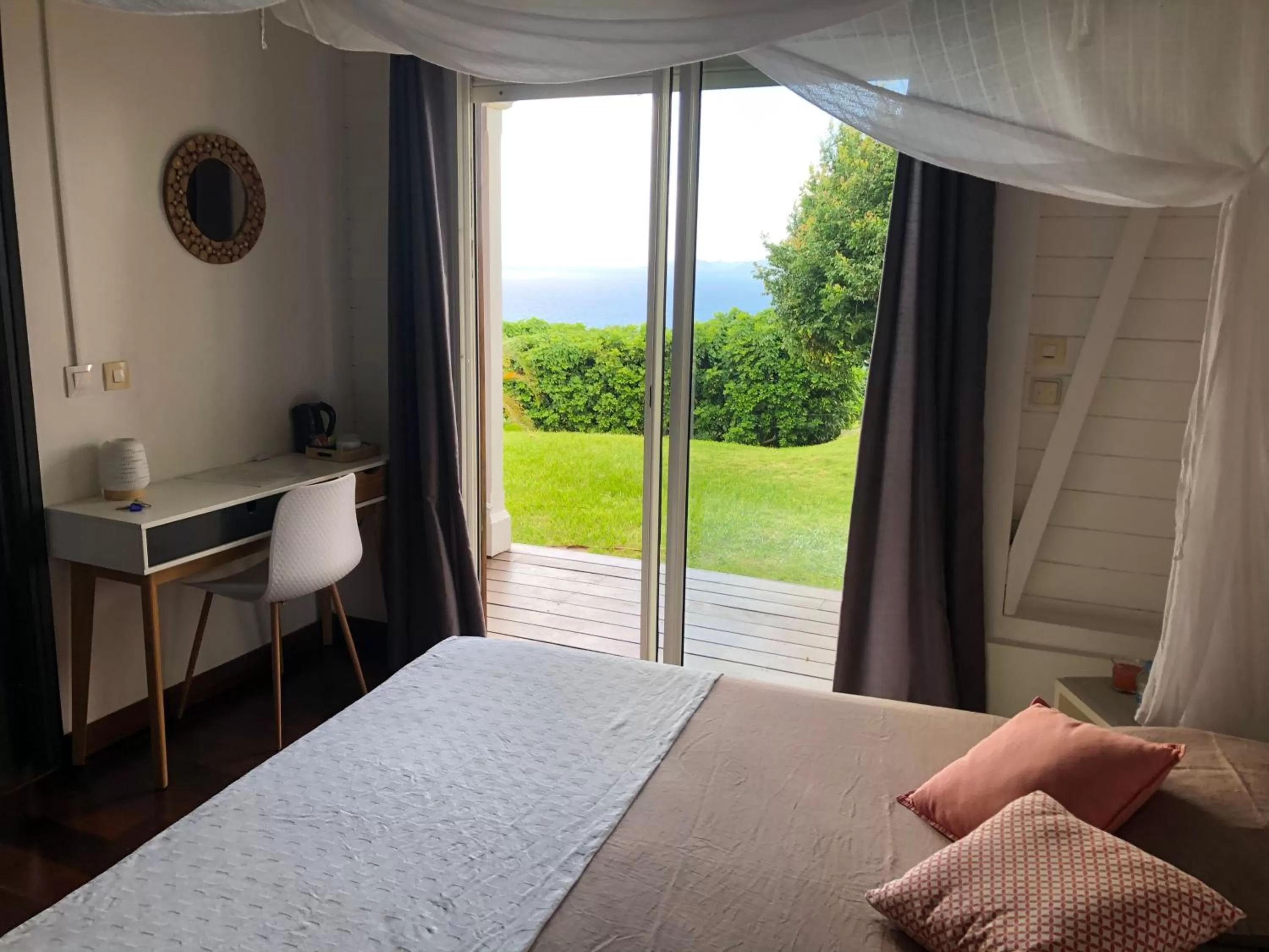 Bed in Villa Cajou chambres d'hôtes chez l'habitant et Zanzibar cottage