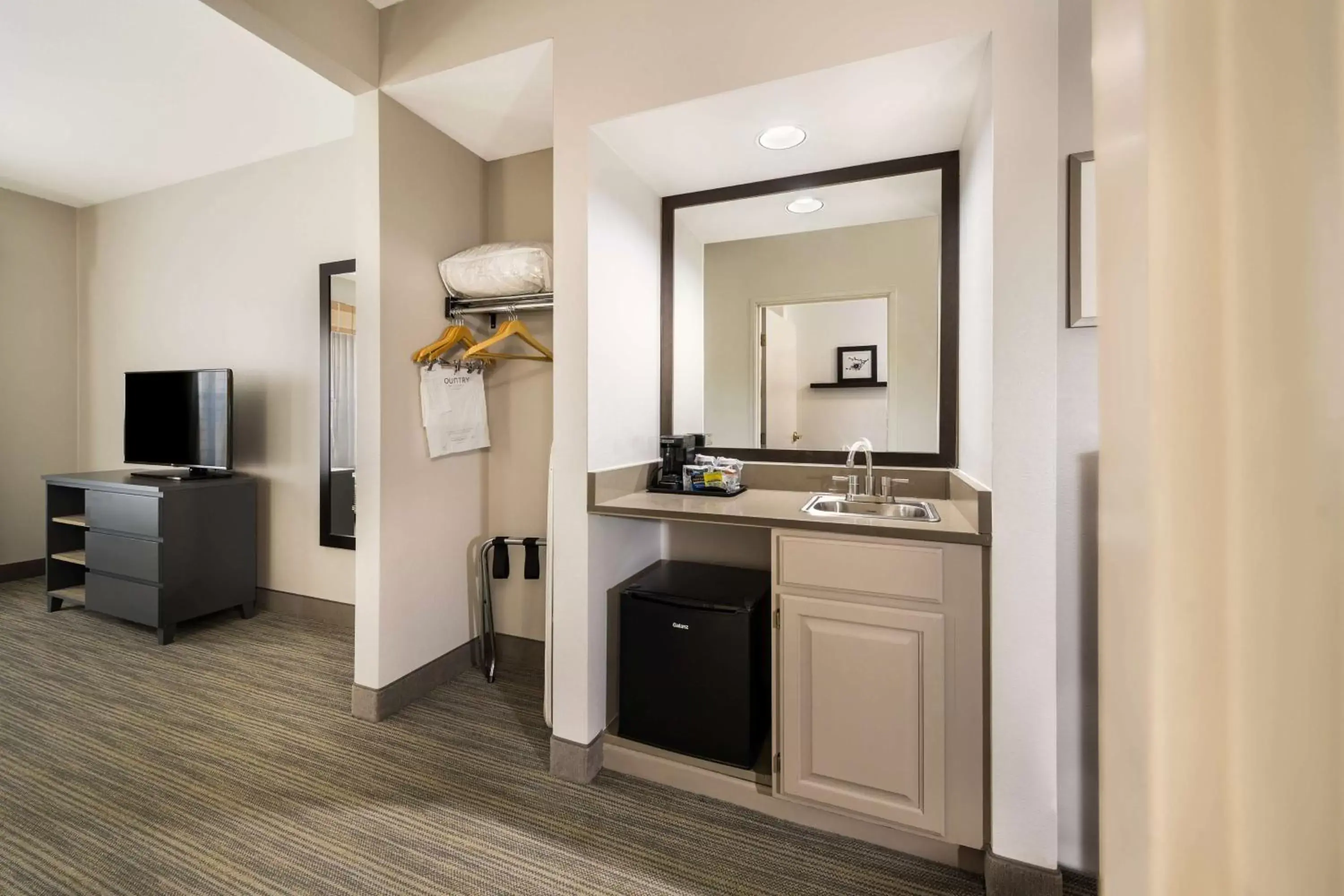 Other, Kitchen/Kitchenette in Country Inn & Suites by Radisson, Freeport, IL