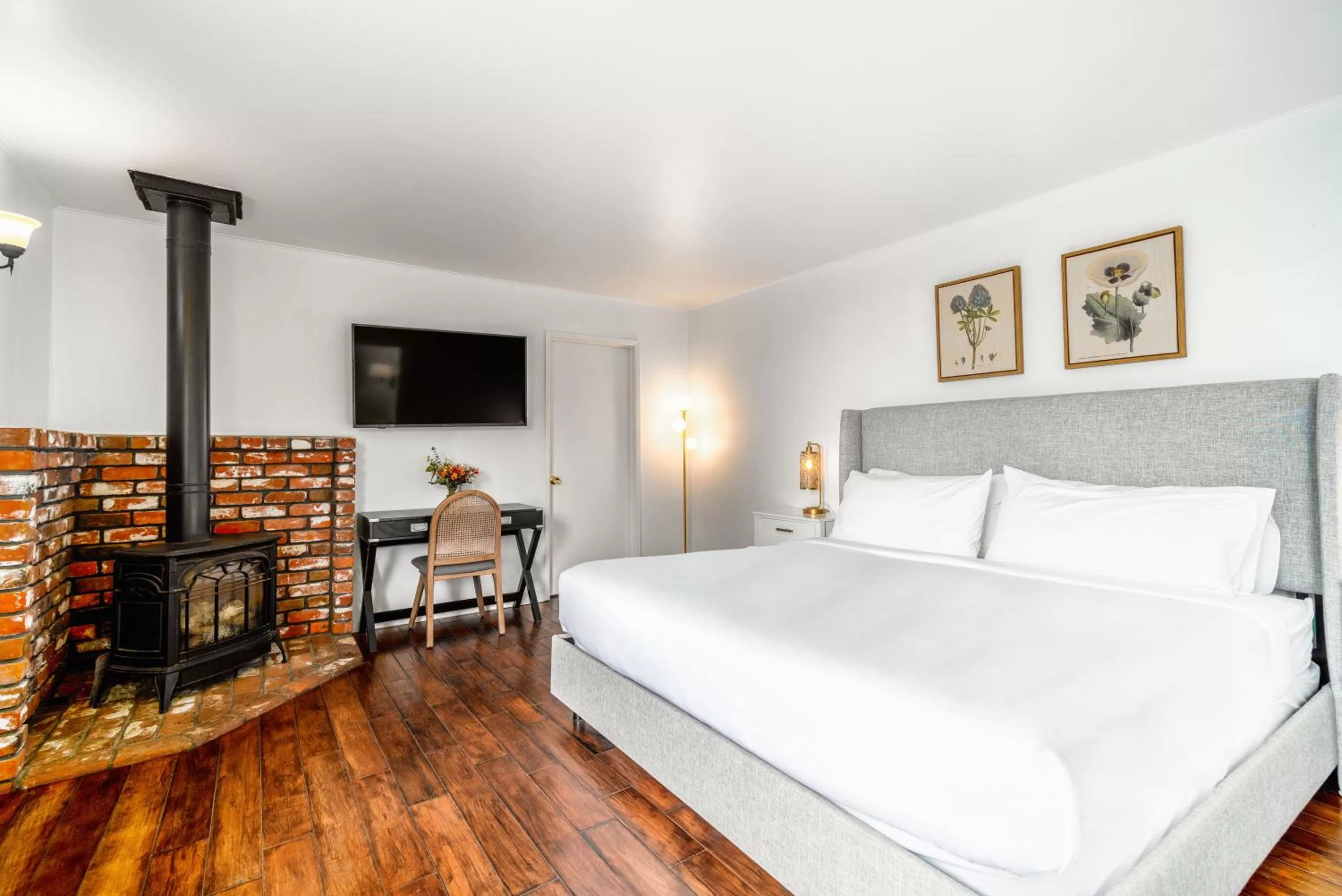 Bed in Agate Cove Inn