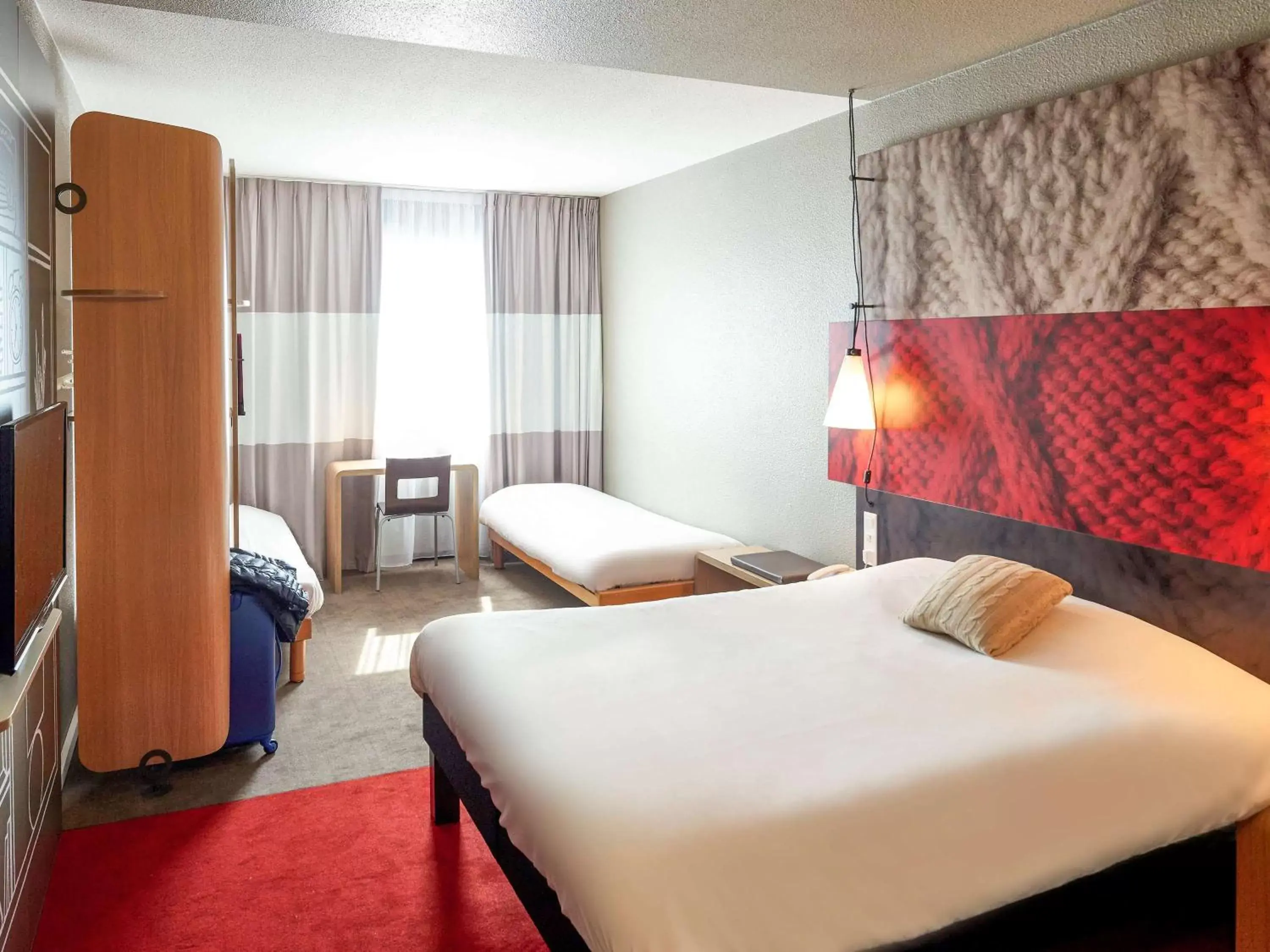 Photo of the whole room, Bed in ibis Lille Centre Grand Palais