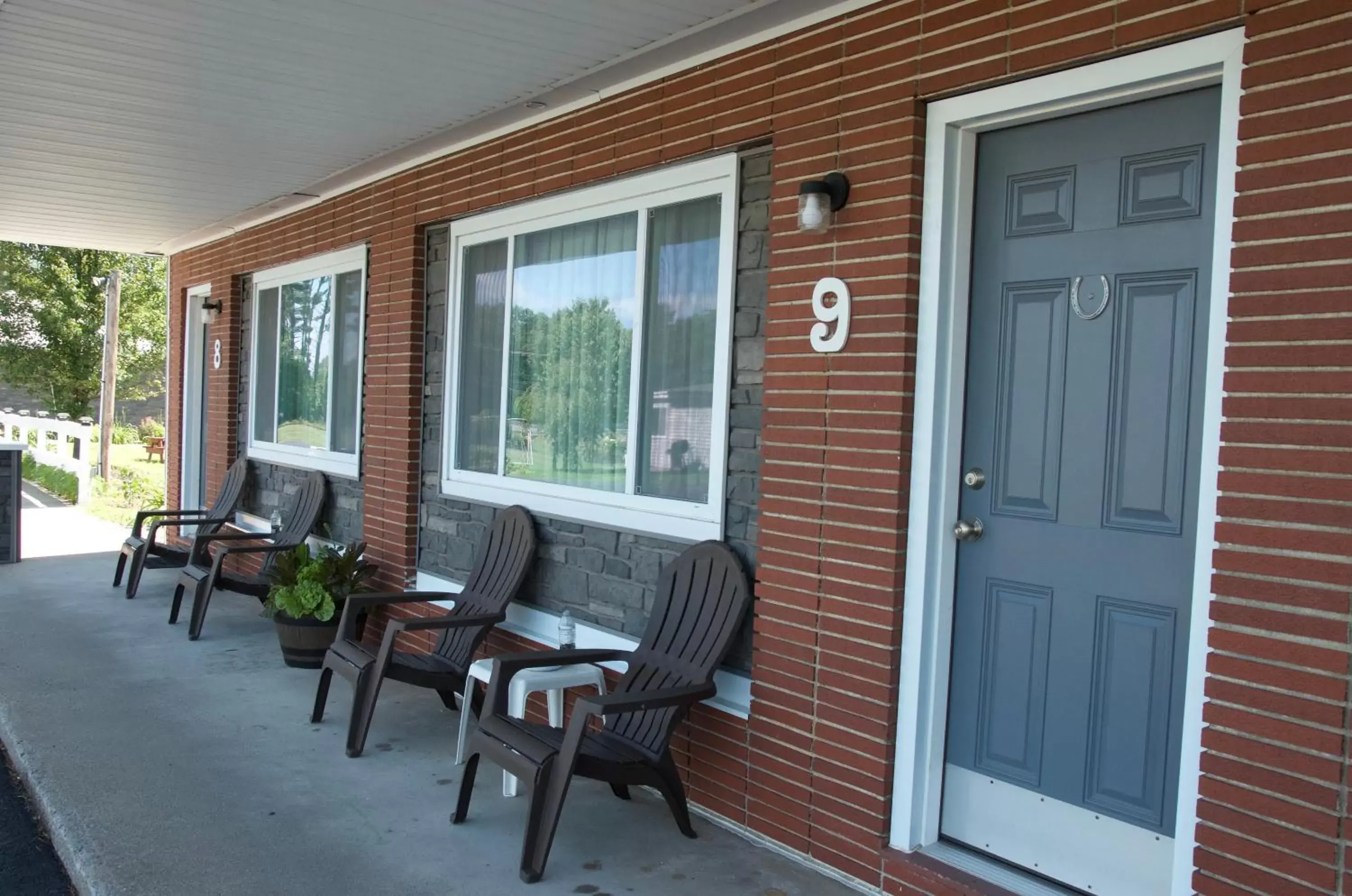 Patio in Sara Glen Motel - Saratoga Springs-Glens Falls