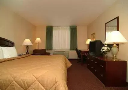 King Room - Non-Smoking in Quality Inn & Suites Fort Madison near Hwy 61