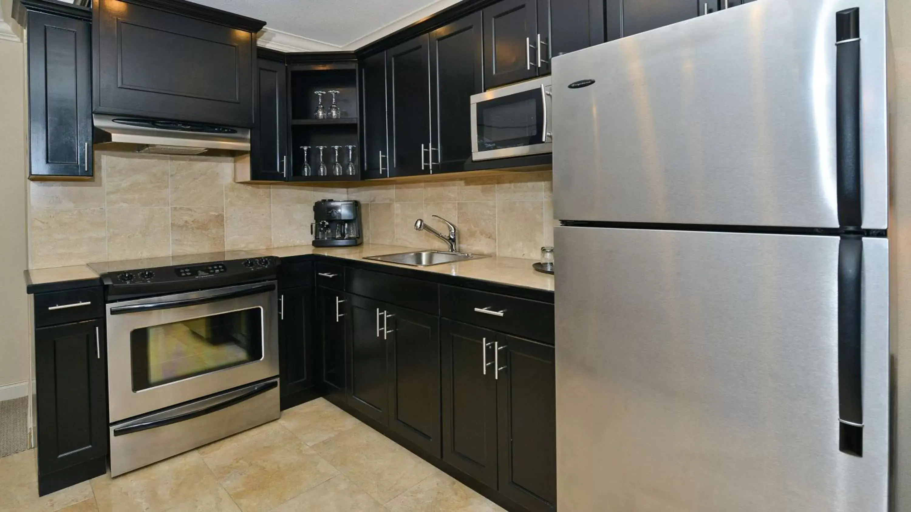 Photo of the whole room, Kitchen/Kitchenette in Prestige Lakeside Resort, WorldHotels Elite