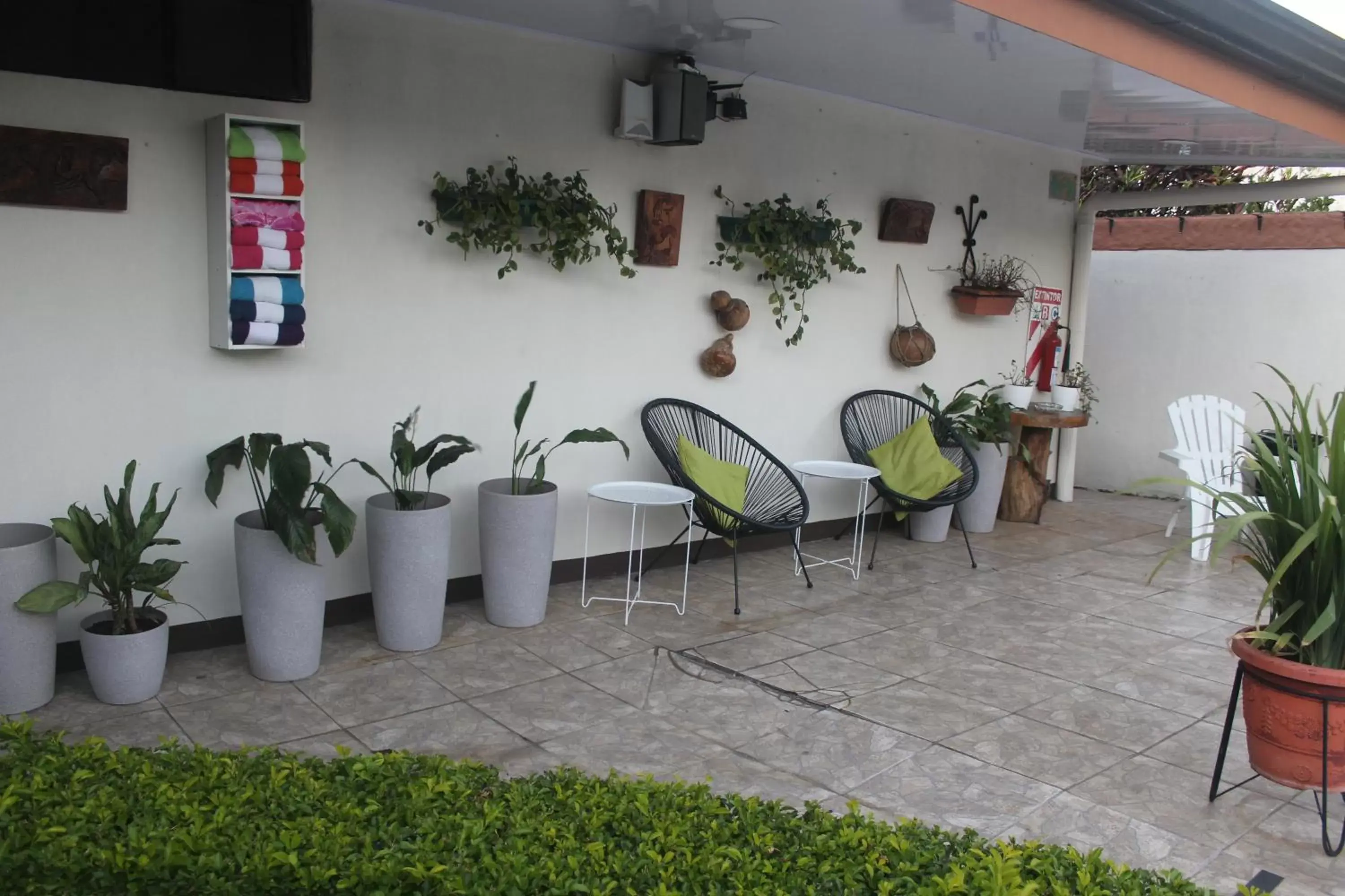 Patio in Berlor Airport Inn