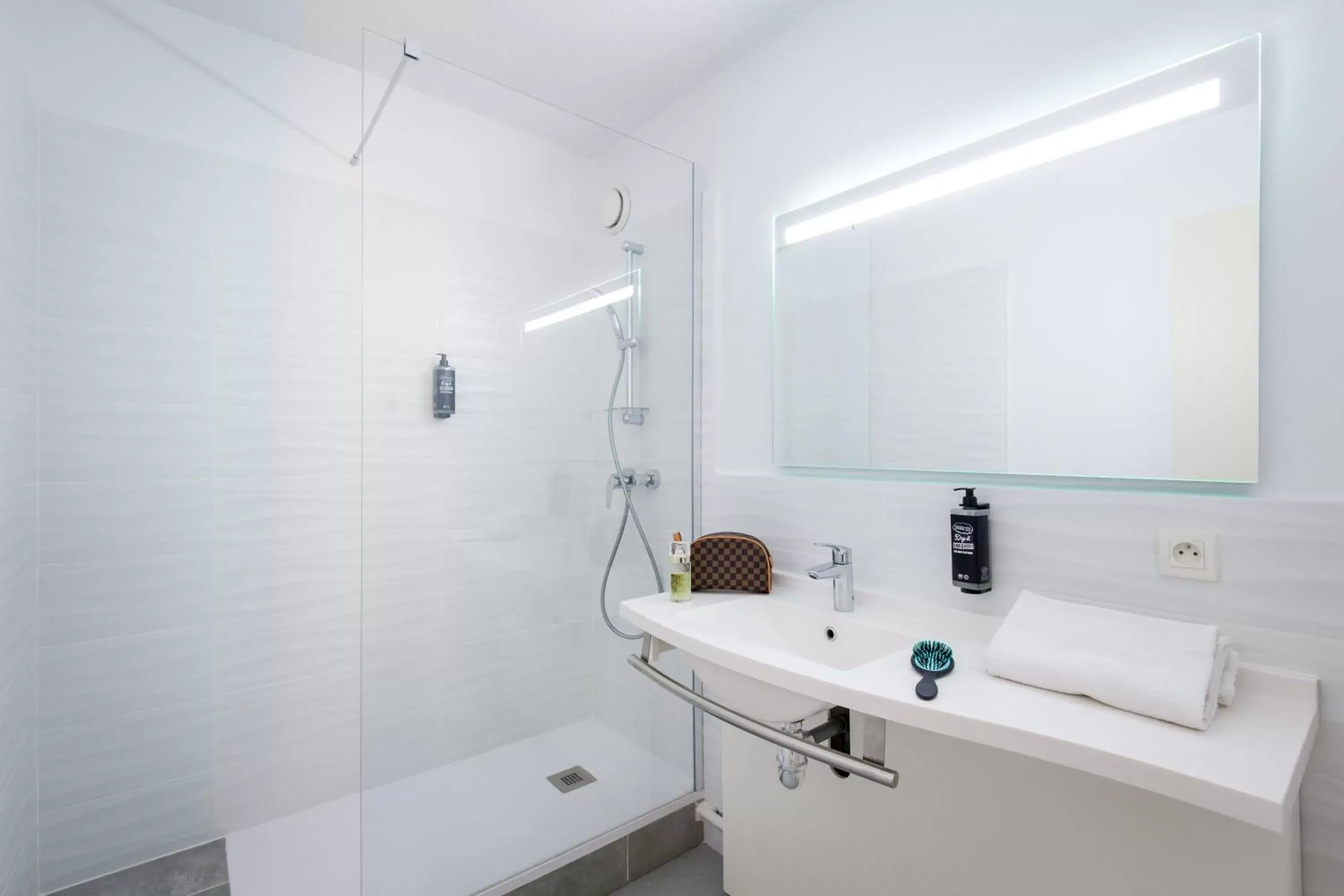 Shower, Bathroom in Ibis Budget Fréjus St Raphaël plages