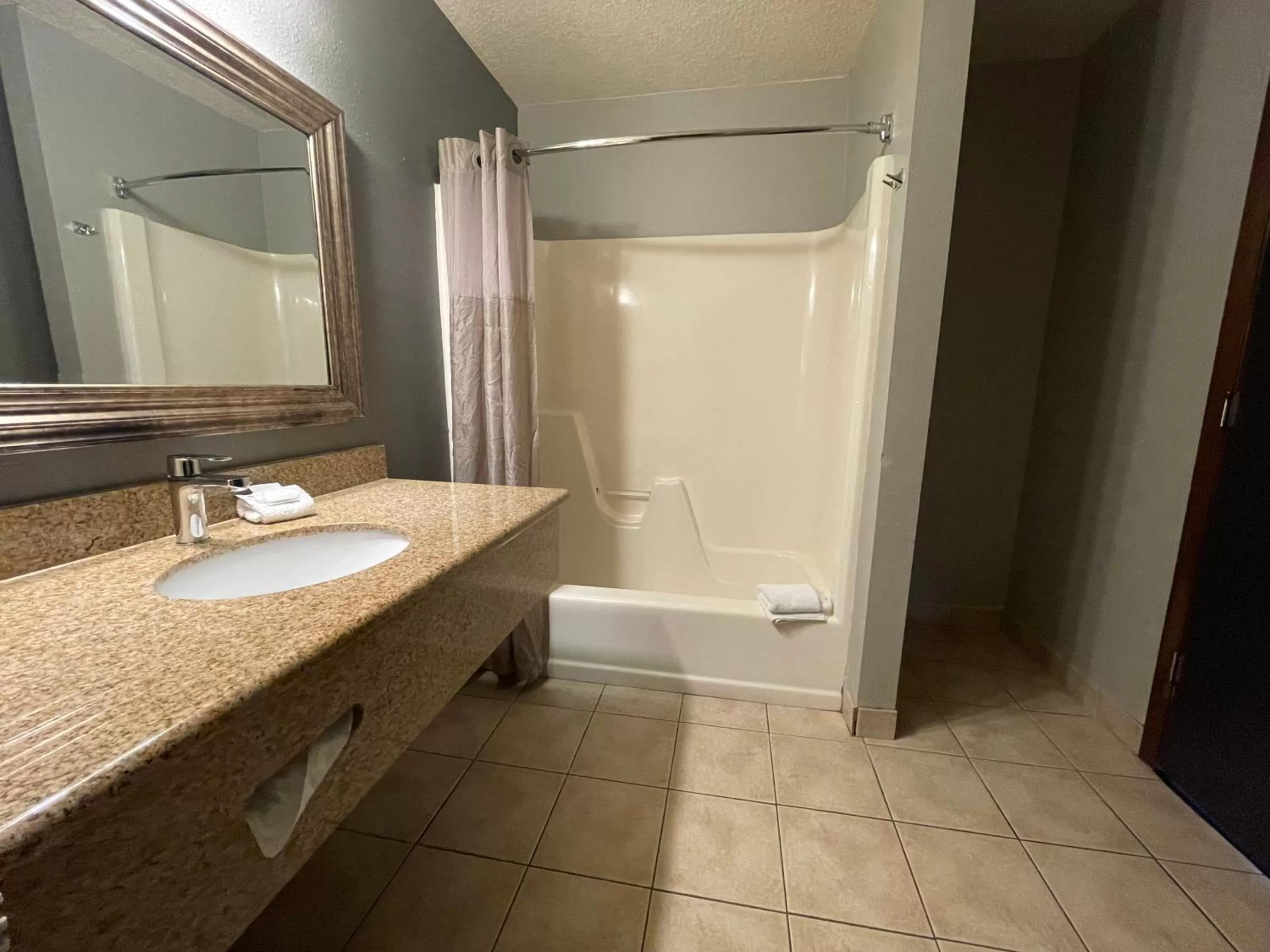 Bathroom in Sunnyside Inn and Suites
