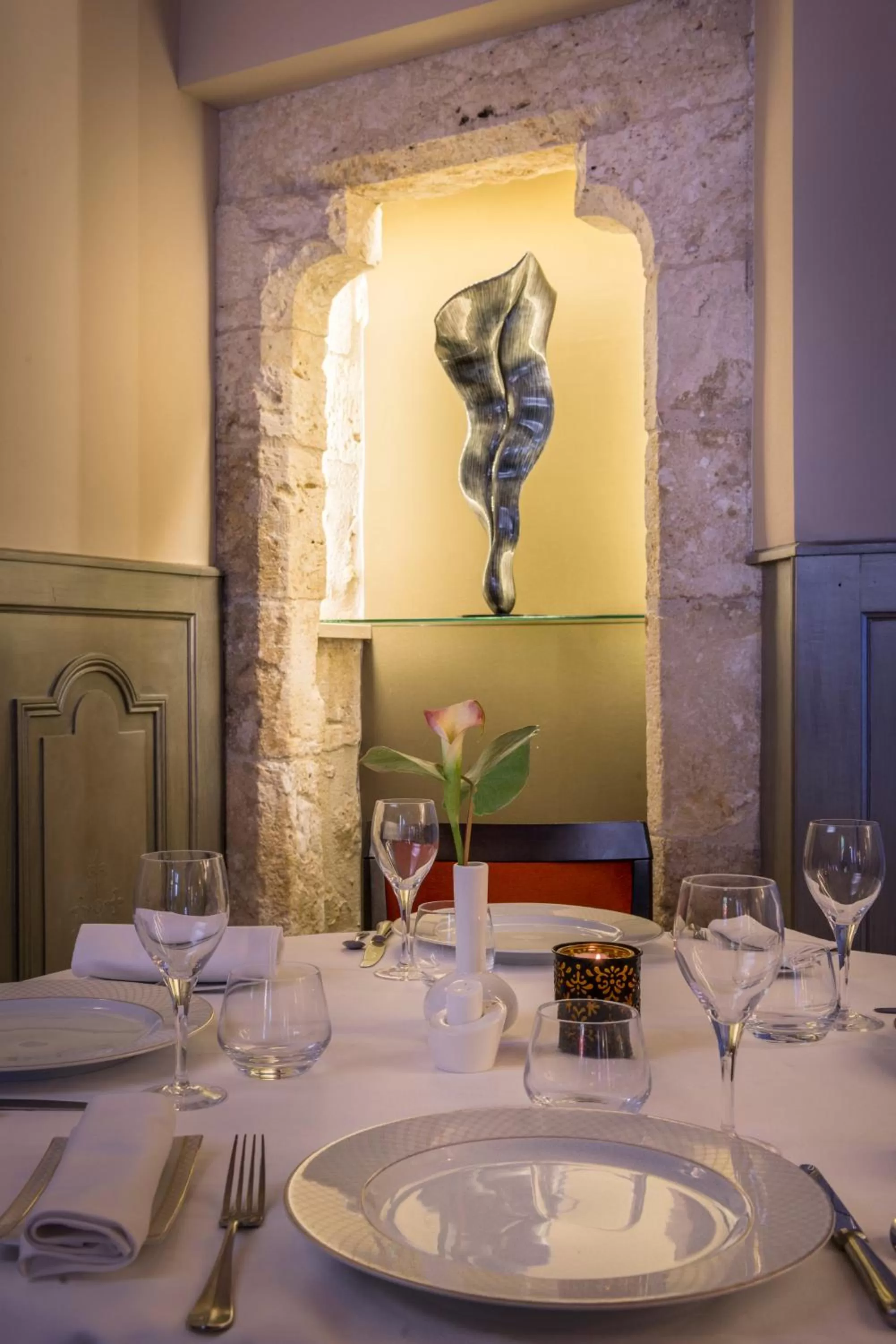 Restaurant/places to eat in Hôtel Aux Vieux Remparts, The Originals Relais