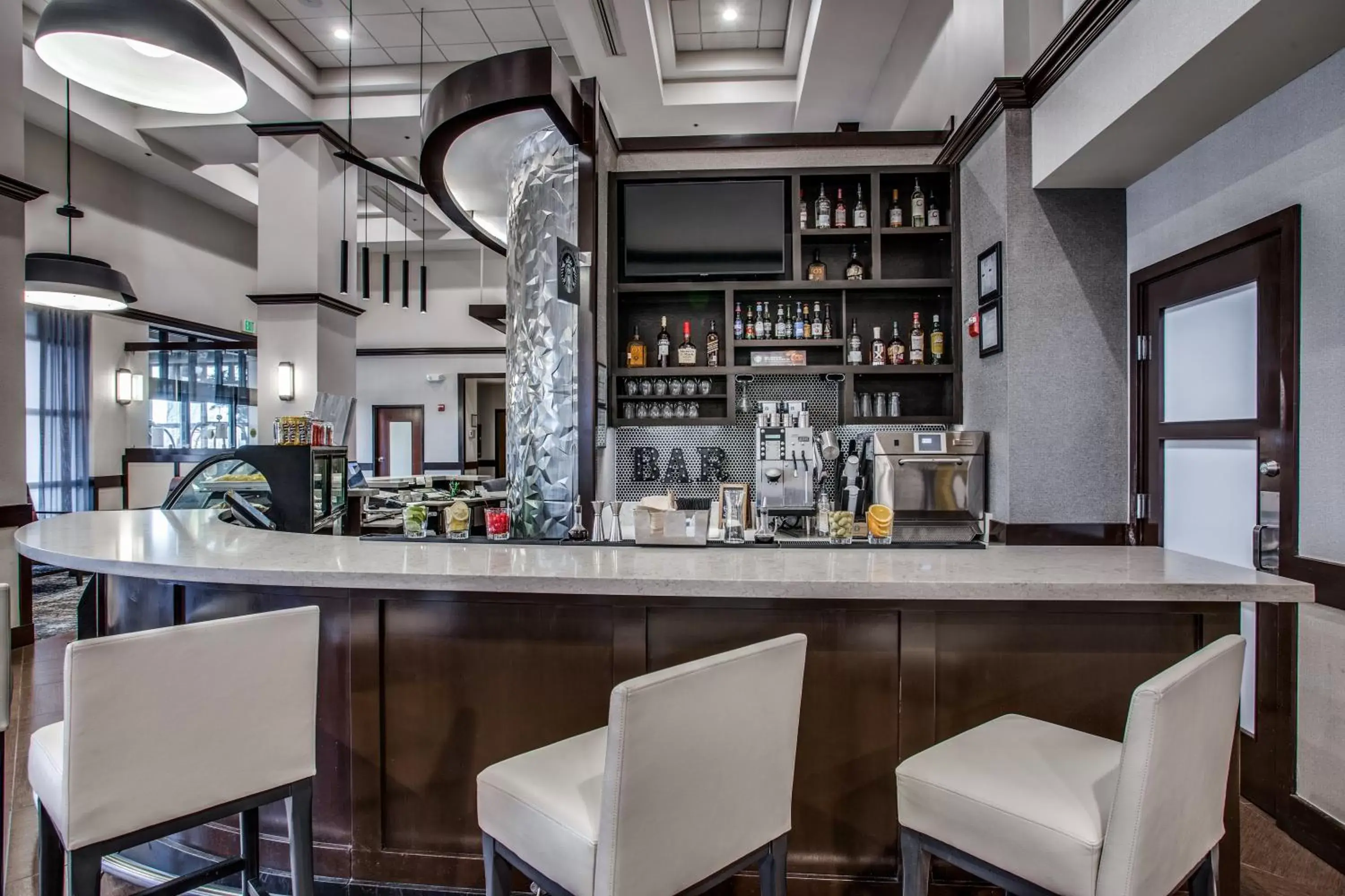 Lounge or bar in Hyatt Place Fort Worth / Cityview Lounge or bar in Hyatt Place Fort Worth / Cityview