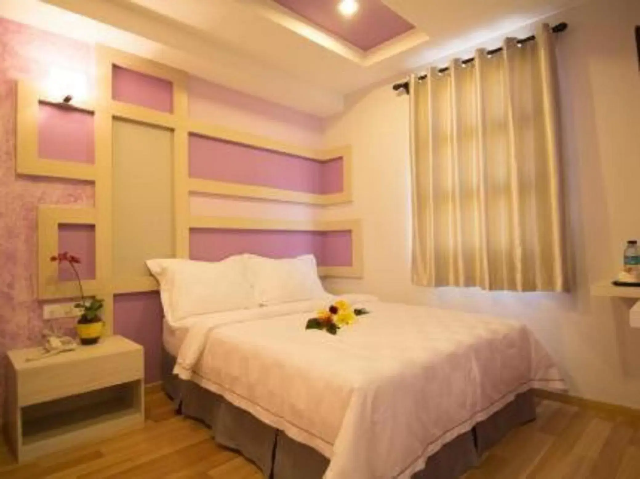 Photo of the whole room, Bed in Sunshine Inn Plus Photo of the whole room, Bed in Sunshine Inn Plus