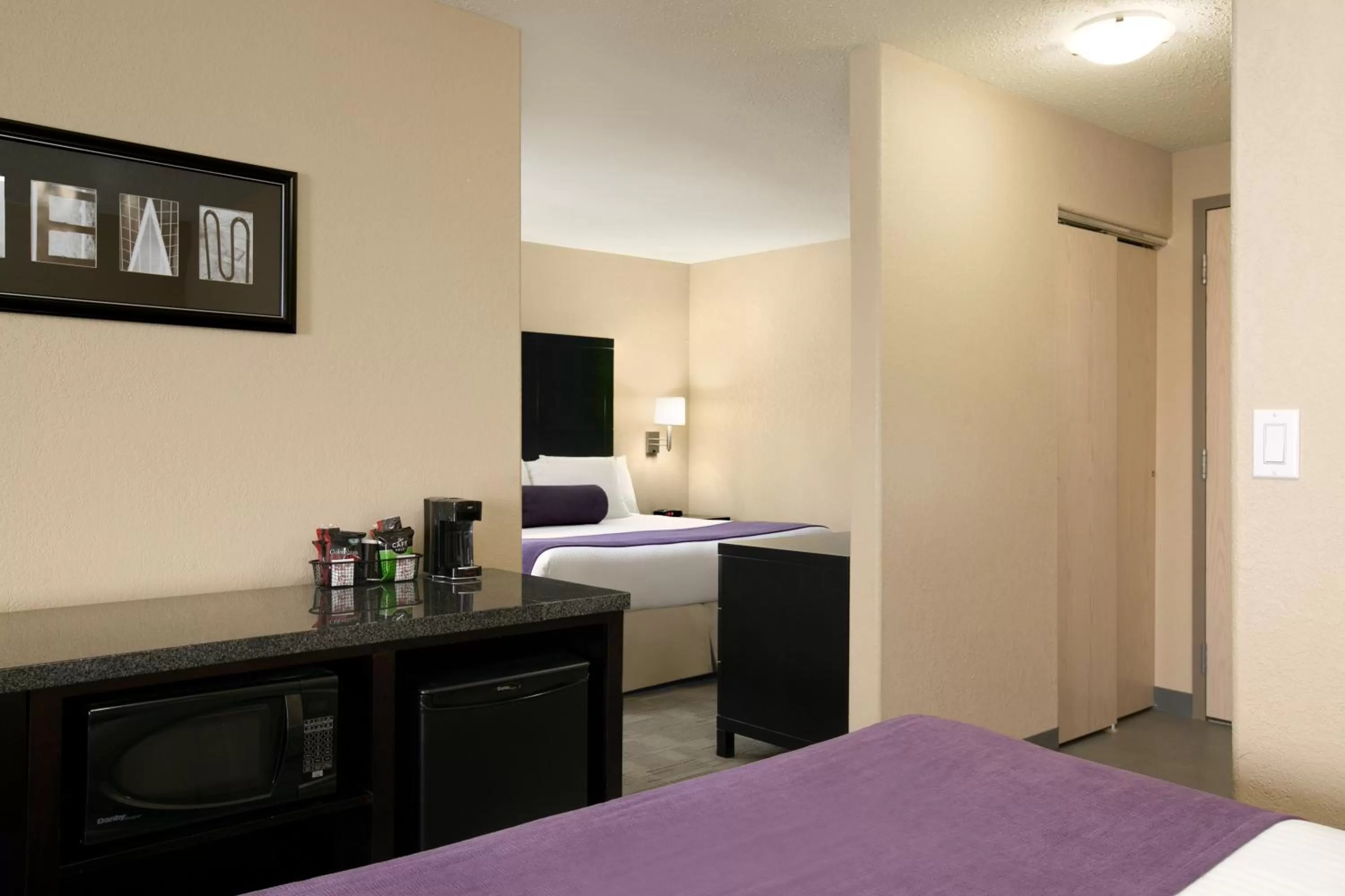 Bedroom, Bed in Days Inn by Wyndham Regina