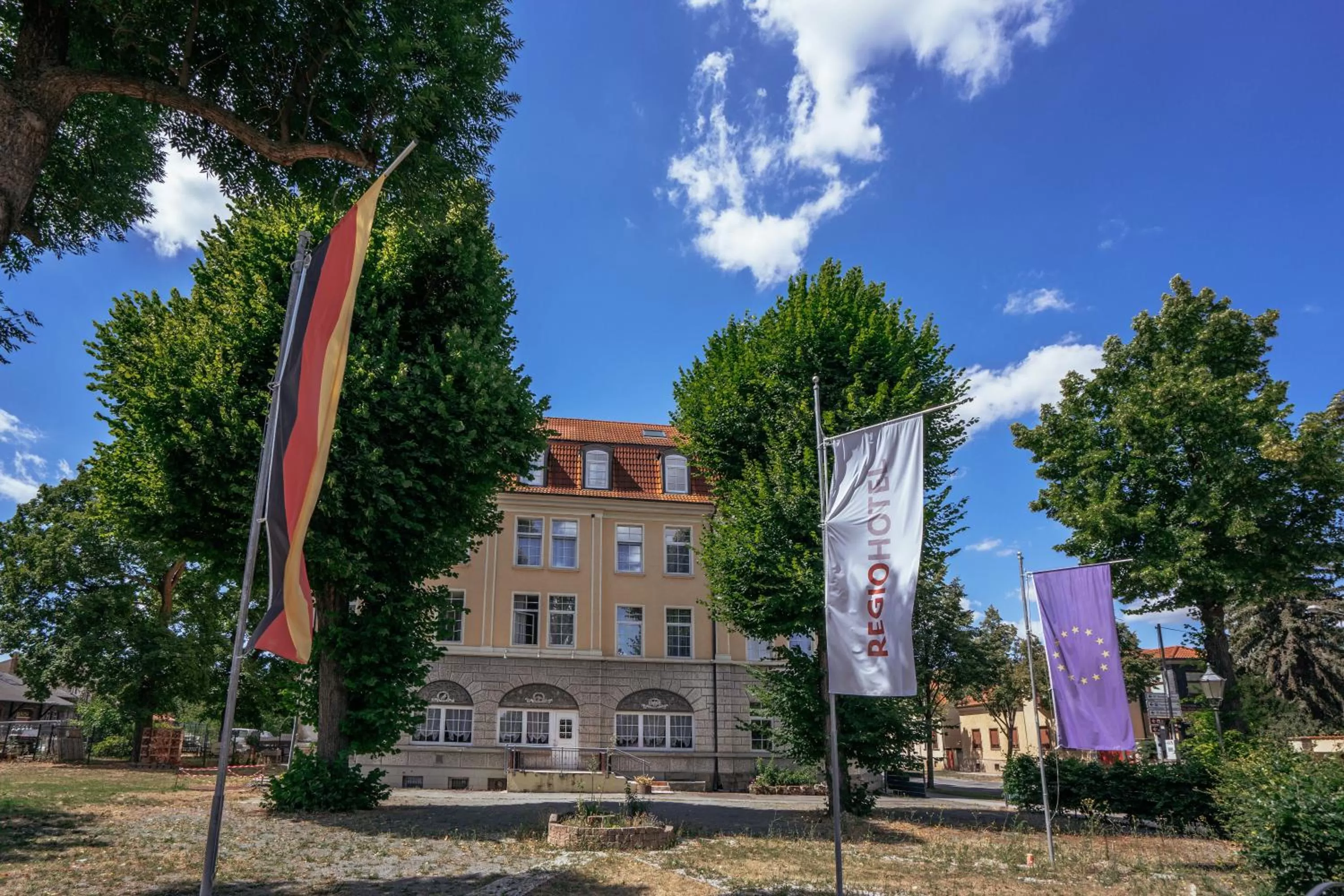 Property building in REGIOHOTEL Quedlinburger Hof - #HistorischerCharme #ZentraleLage #Wellness #FreeParking