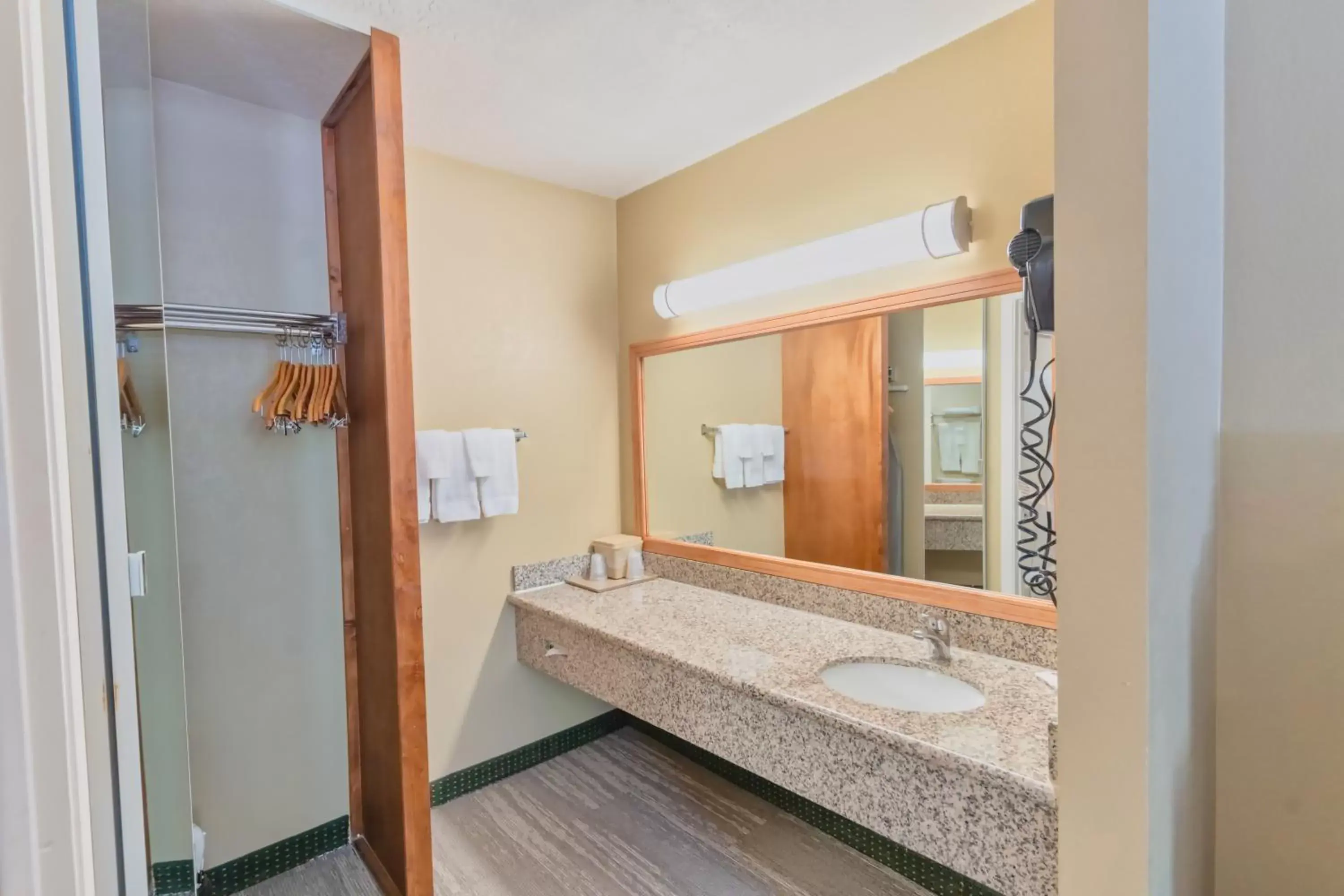 Bathroom in The Oakhurst Inn at Yosemite