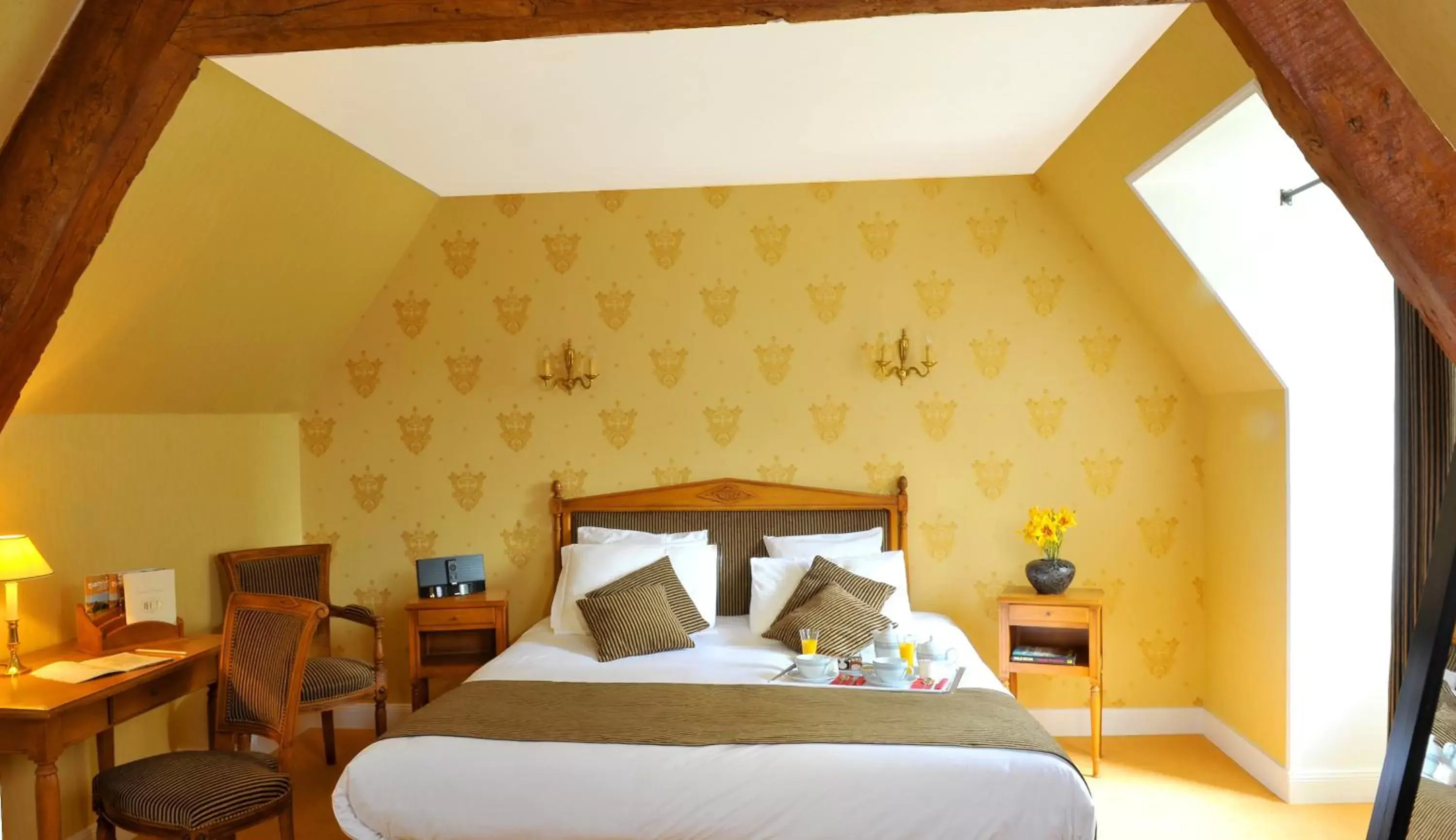 Photo of the whole room, Bed in Château de Bellefontaine