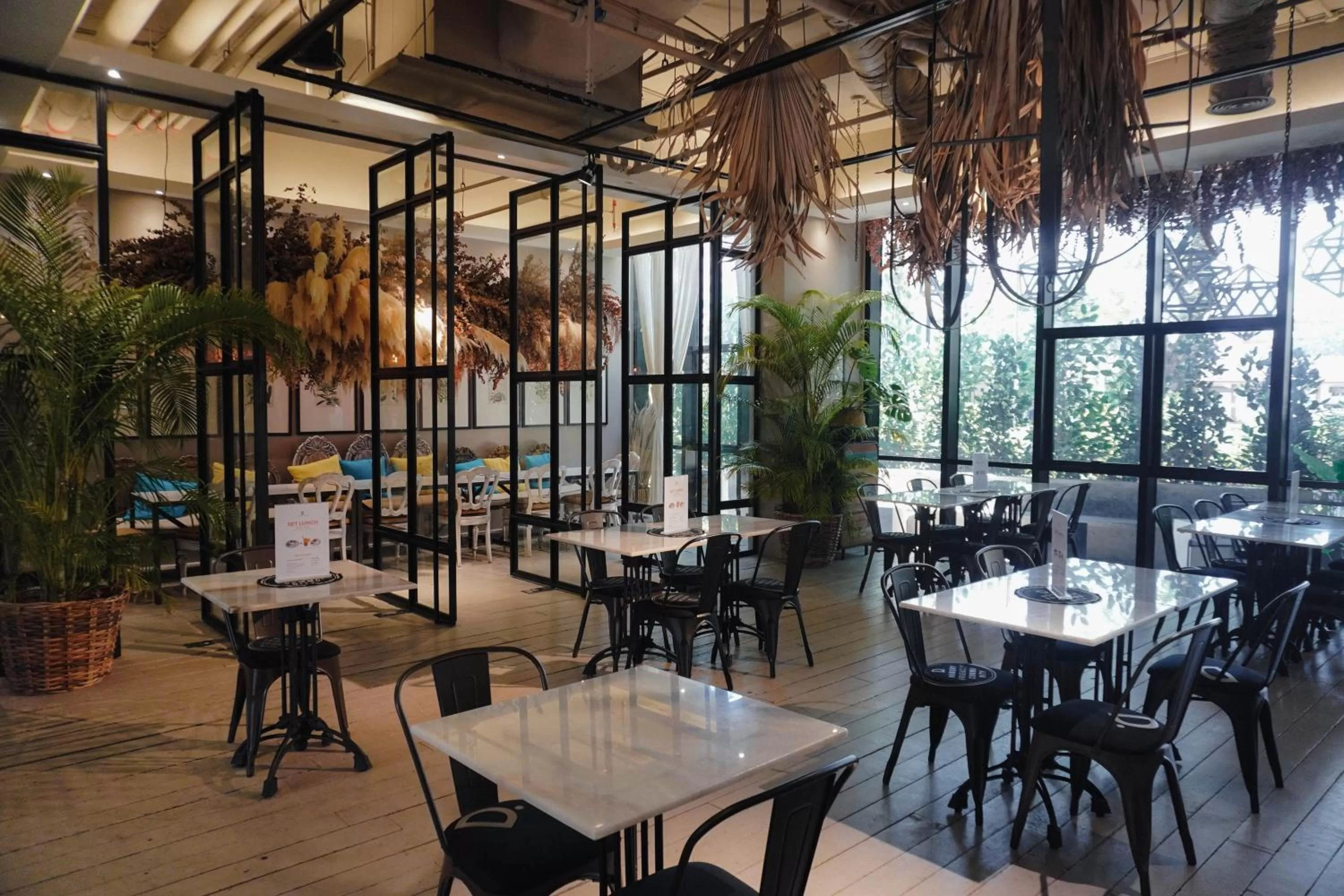 Restaurant/places to eat in M Roof Hotel & Residences