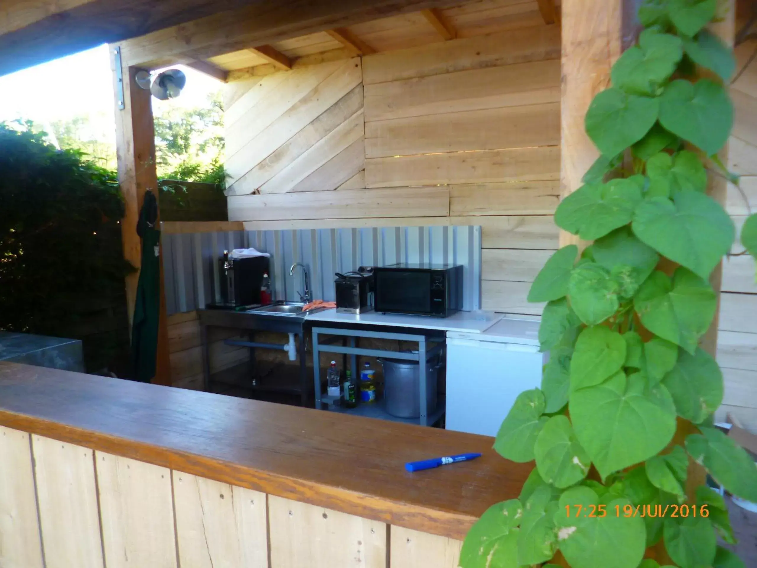 BBQ facilities, Kitchen/Kitchenette in Chambre d'Hotes Le Ponsonnet