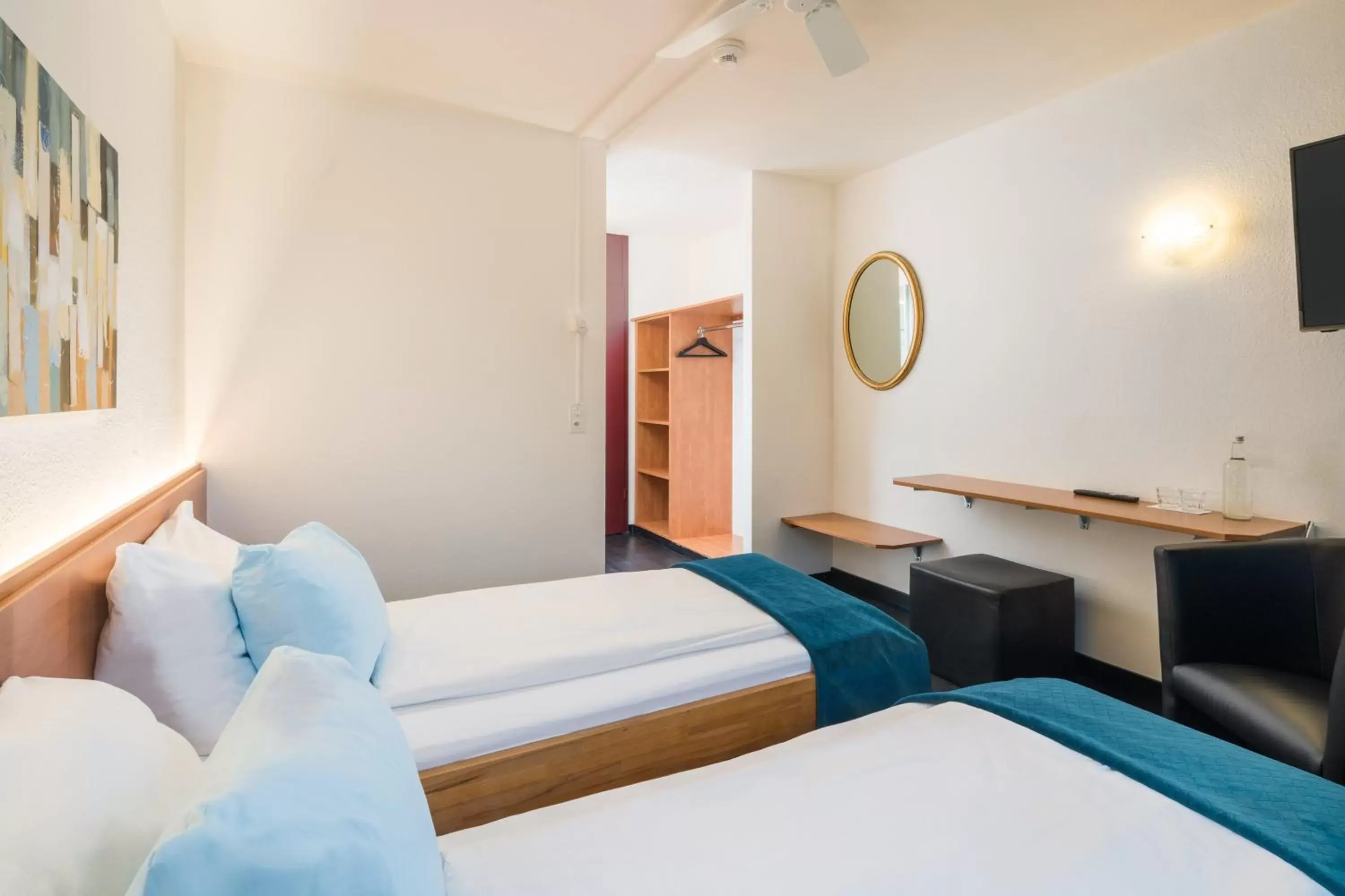 Bedroom, Bed in Hotel Merkur - West Station