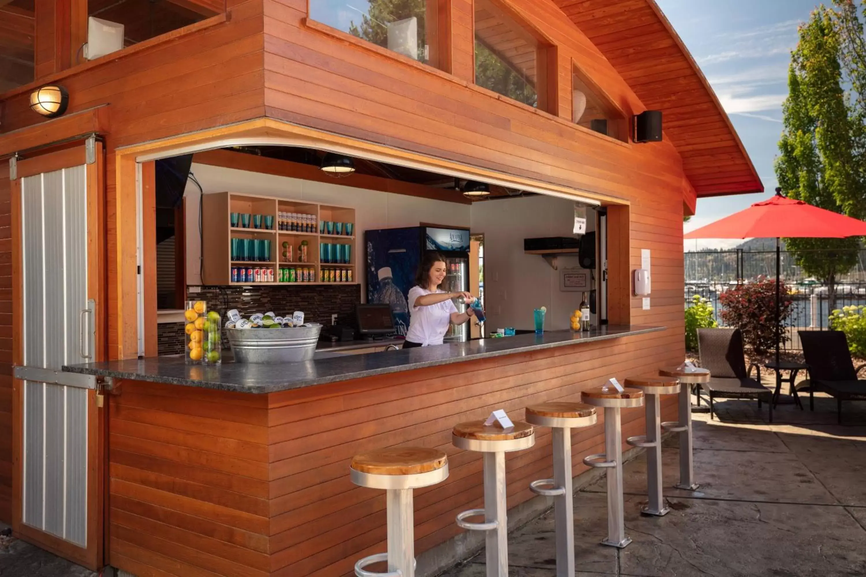 Swimming pool, Lounge/Bar in Delta Hotels by Marriott Grand Okanagan Resort