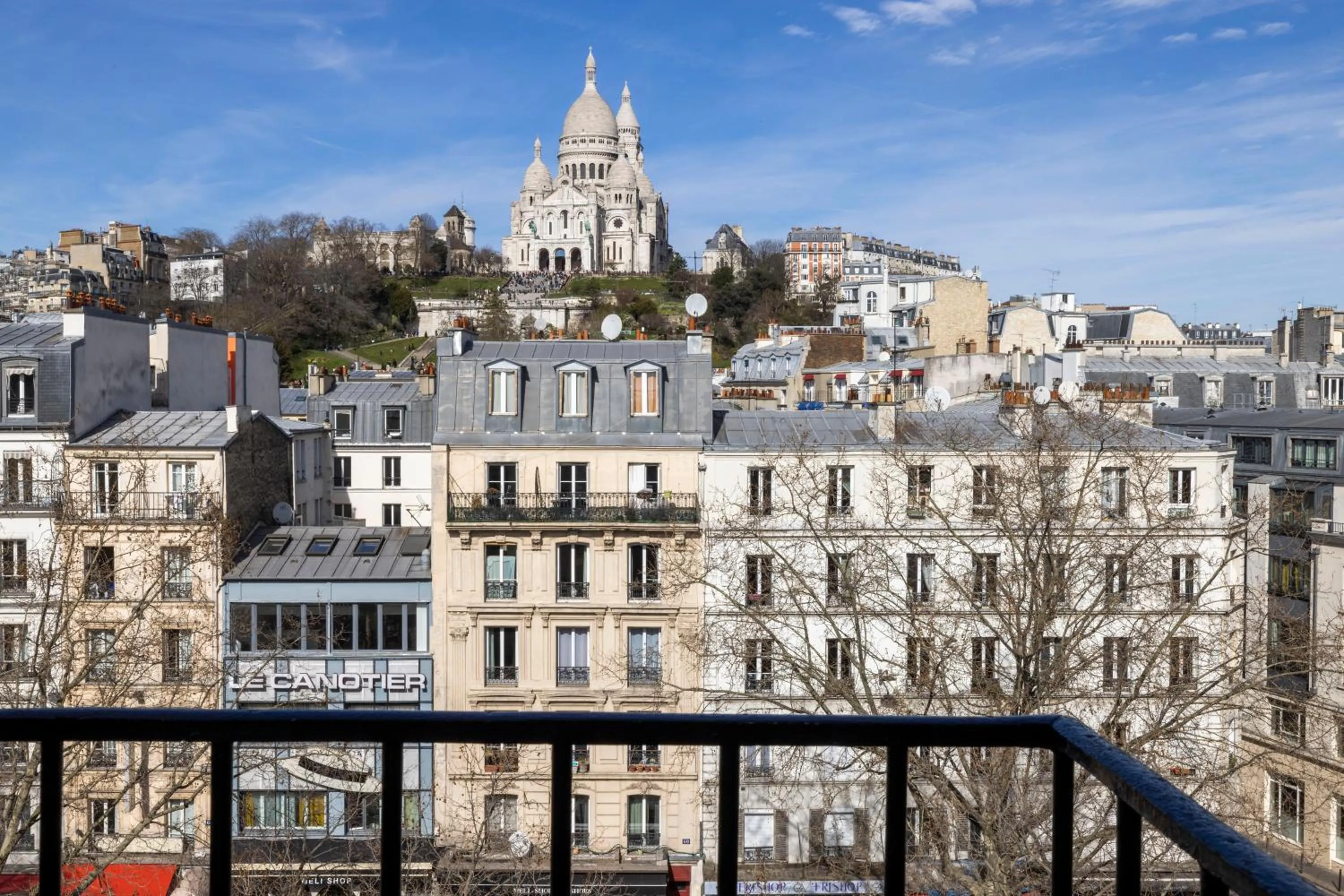 City view in Le Regent Montmartre by Hiphophostels