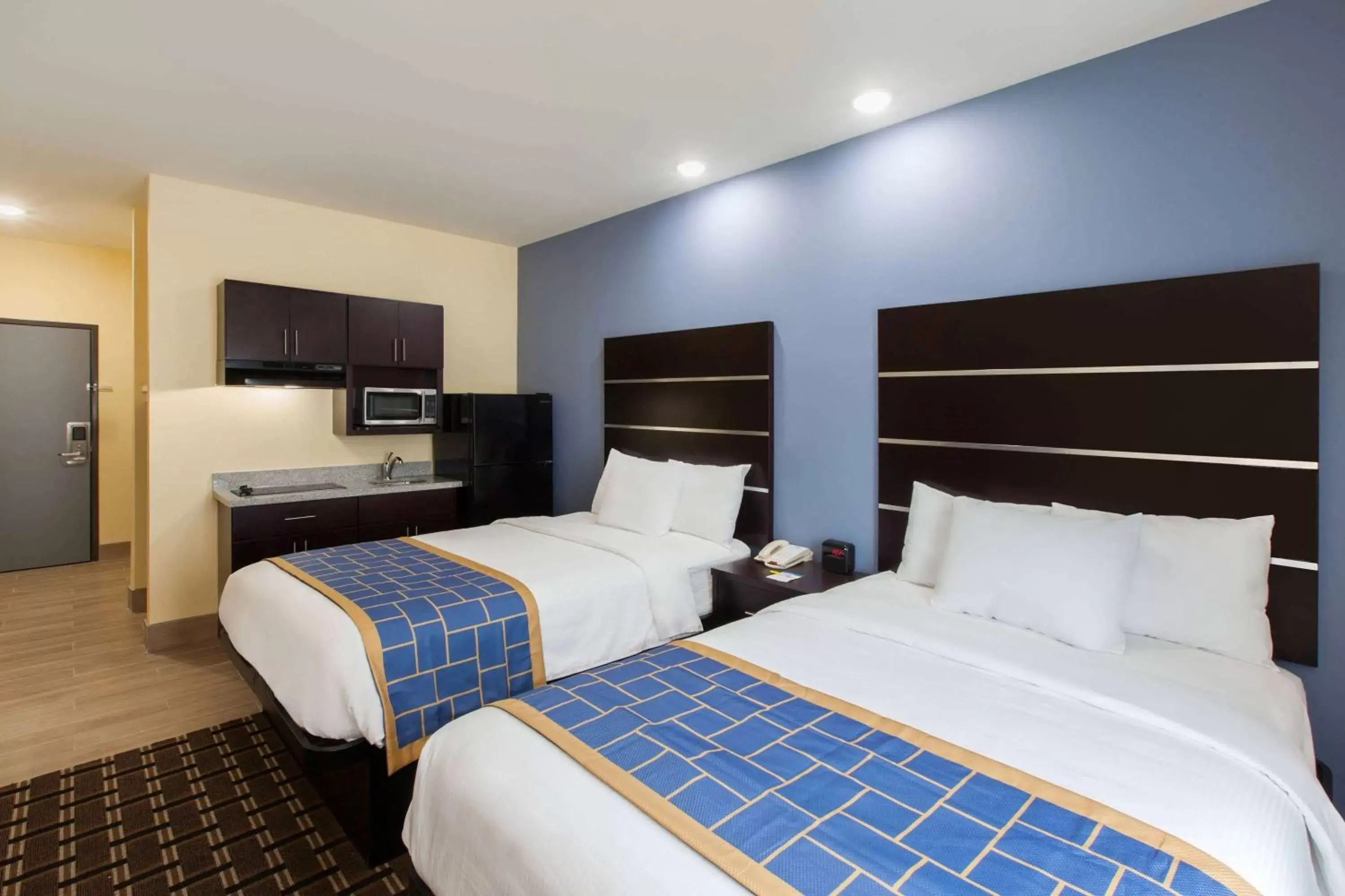 Photo of the whole room, Bed in Days Inn by Wyndham Baton Rouge Airport