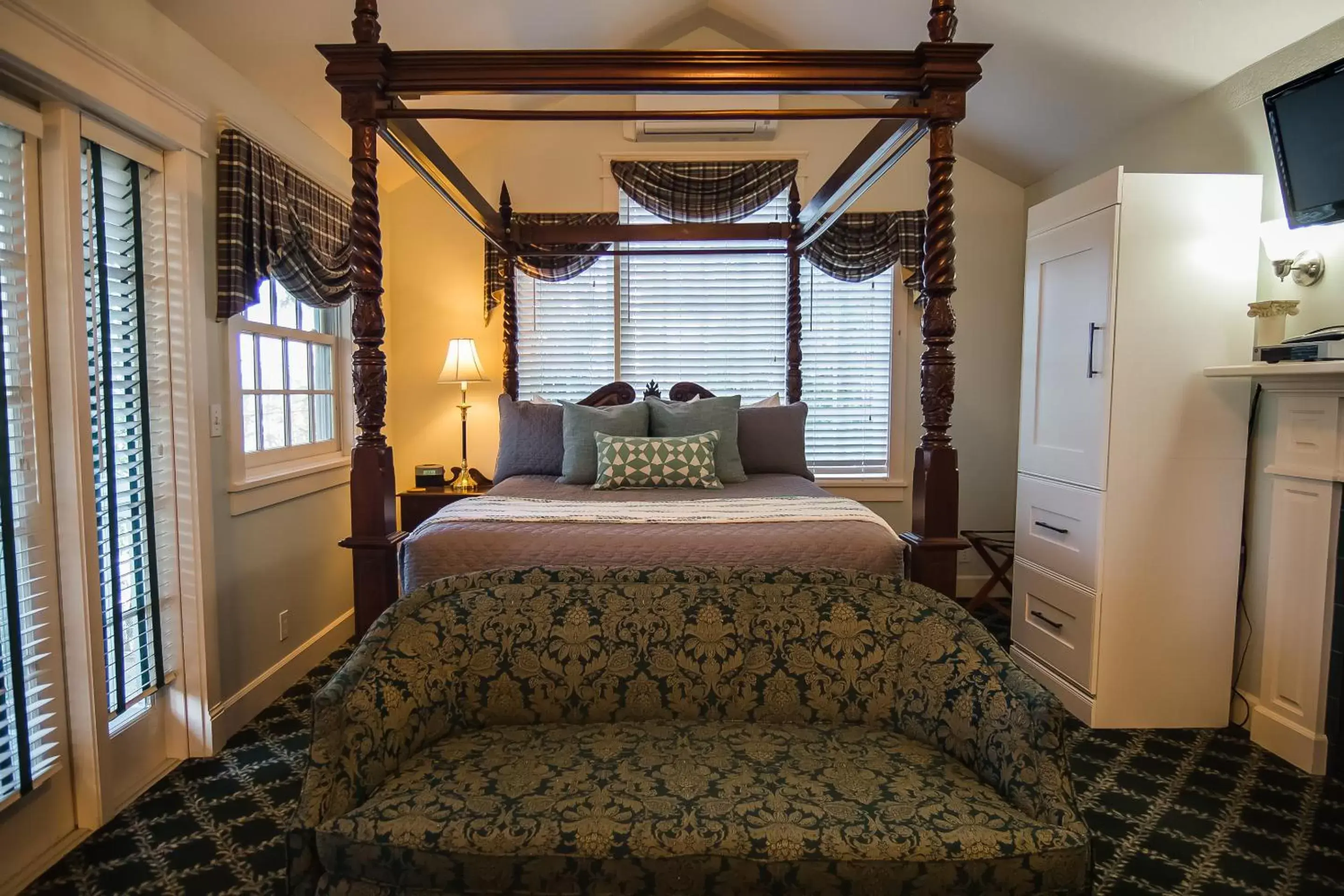 Bed in The Campbell House Inn