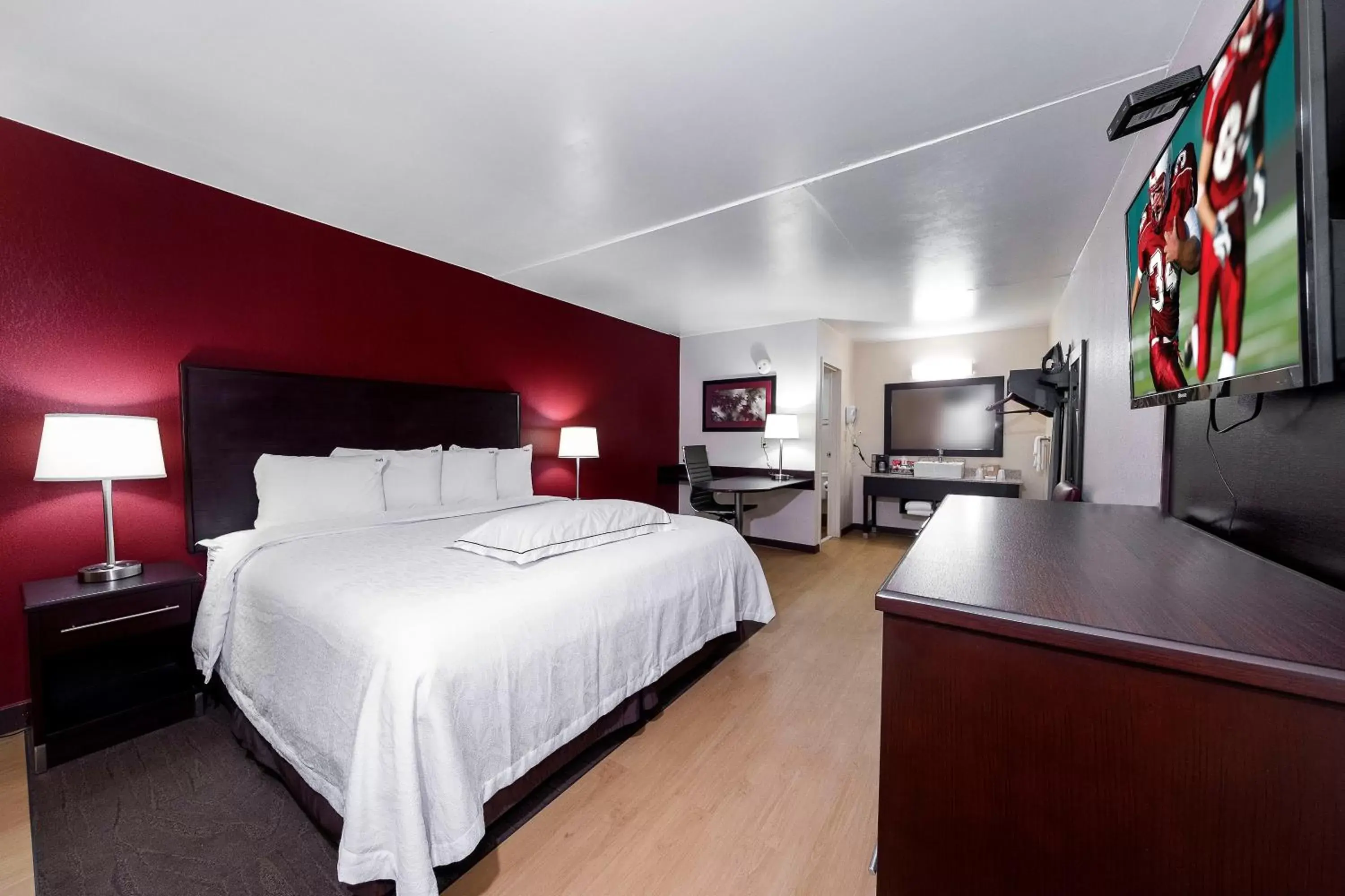 Photo of the whole room, Bed in Red Roof Inn PLUS+ Huntsville – Madison