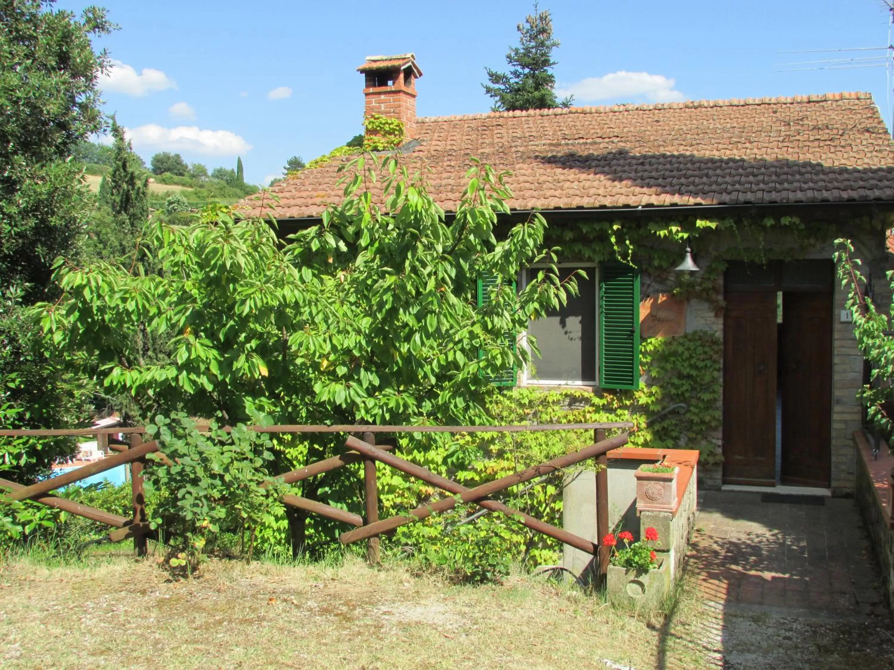 Property building in Castello Di Giomici