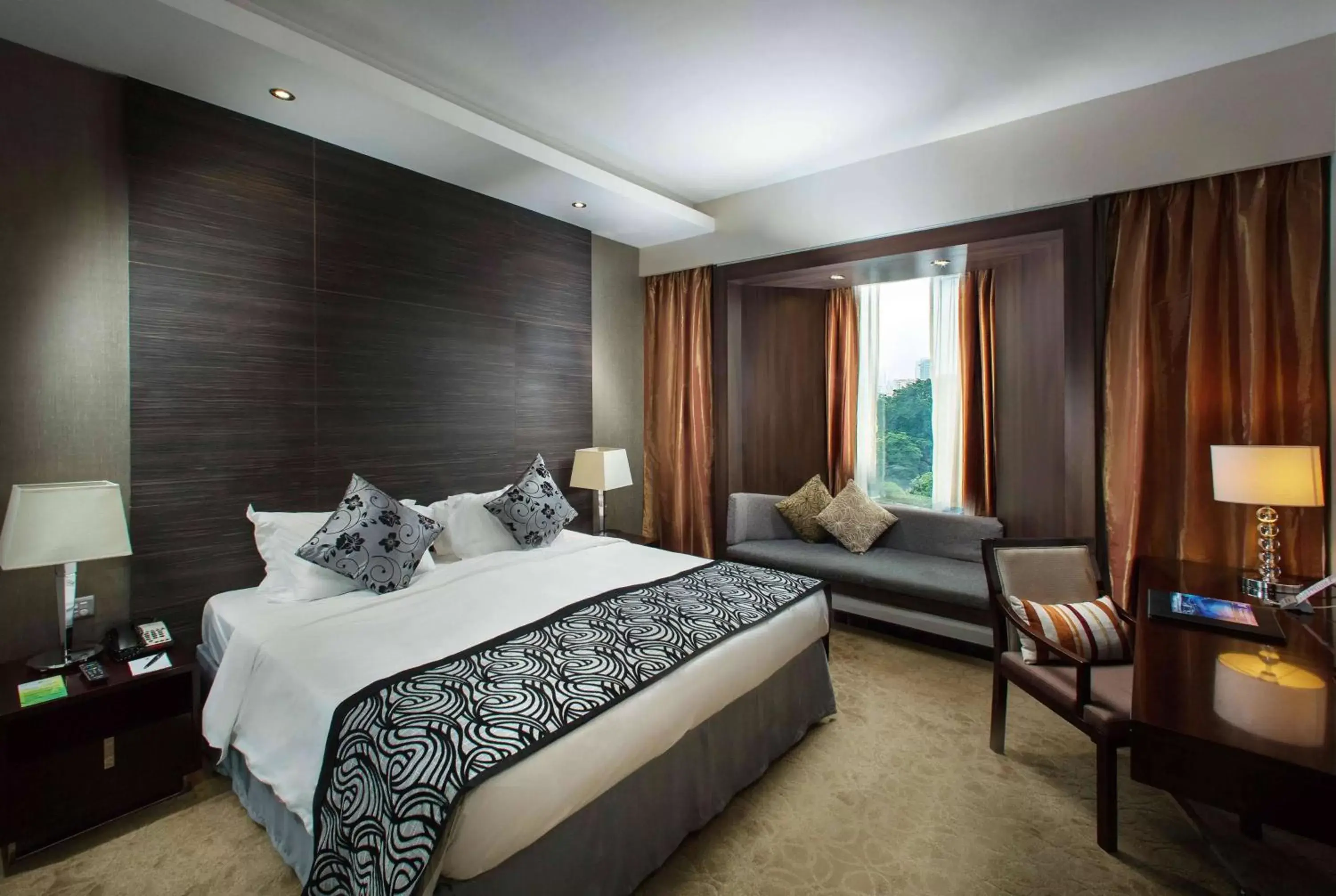 Photo of the whole room, Bed in Peninsula Excelsior Singapore, A Wyndham Hotel