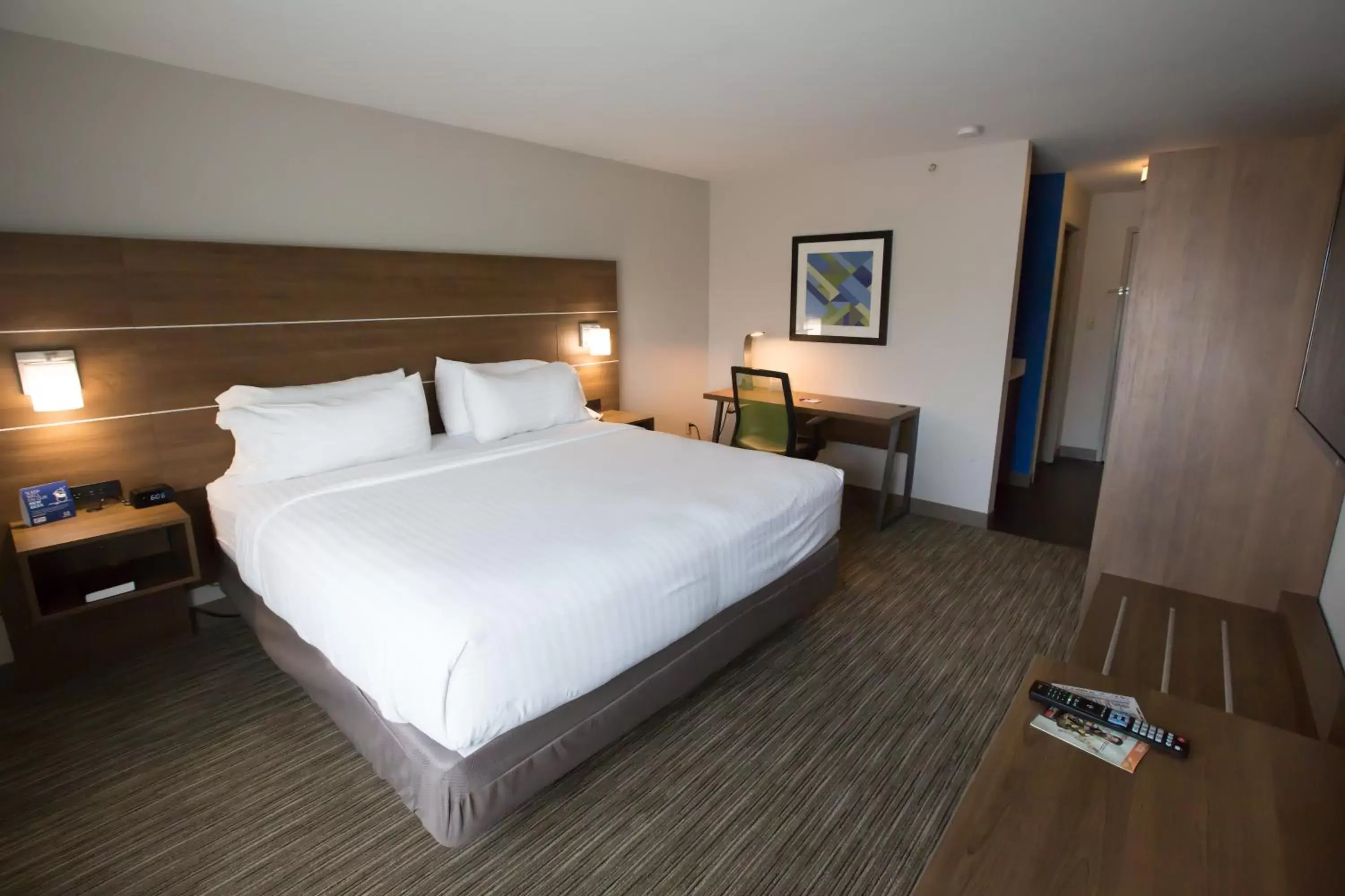 Bedroom, Bed in Holiday Inn Express Hotel & Suites Madison, an IHG Hotel