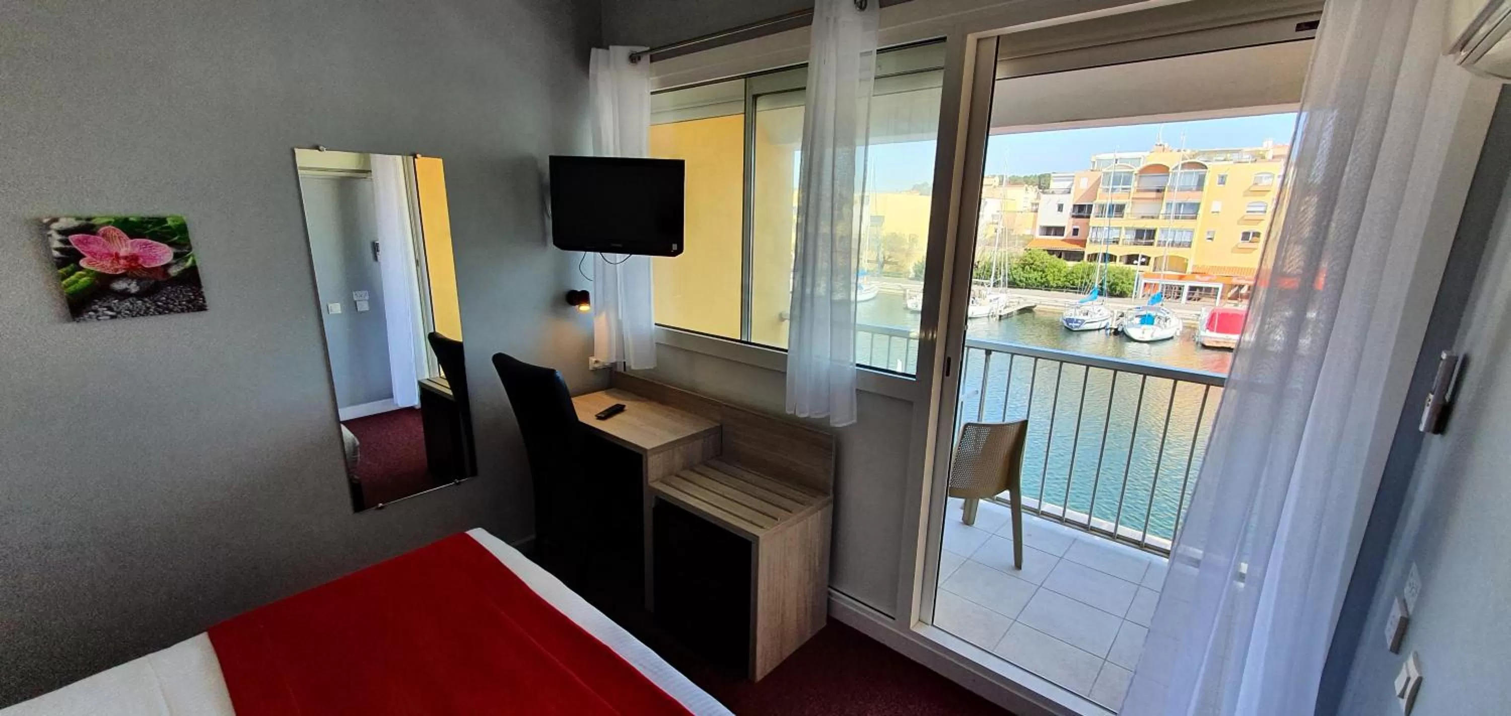 Bedroom, TV/Entertainment Center in Hôtel Port Beach