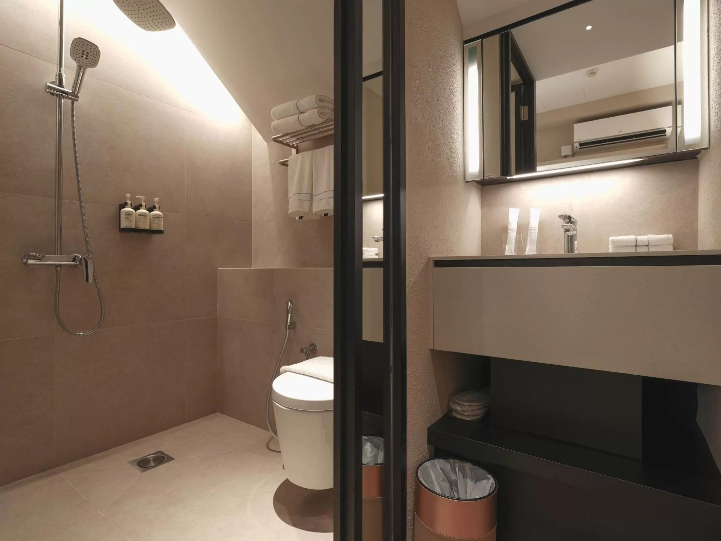 Shower in Hotel 1900 Chinatown