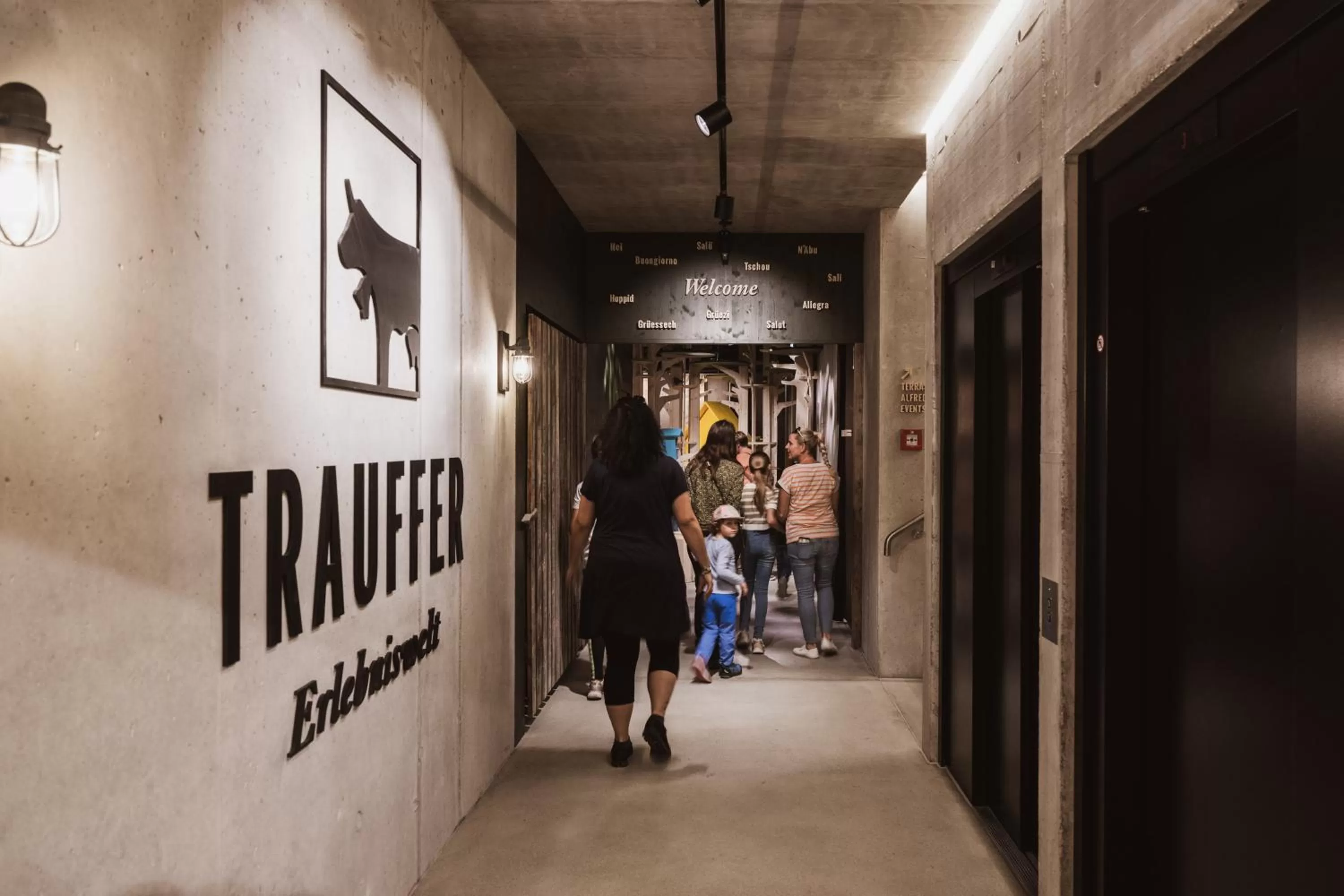 People in Bretterhotel