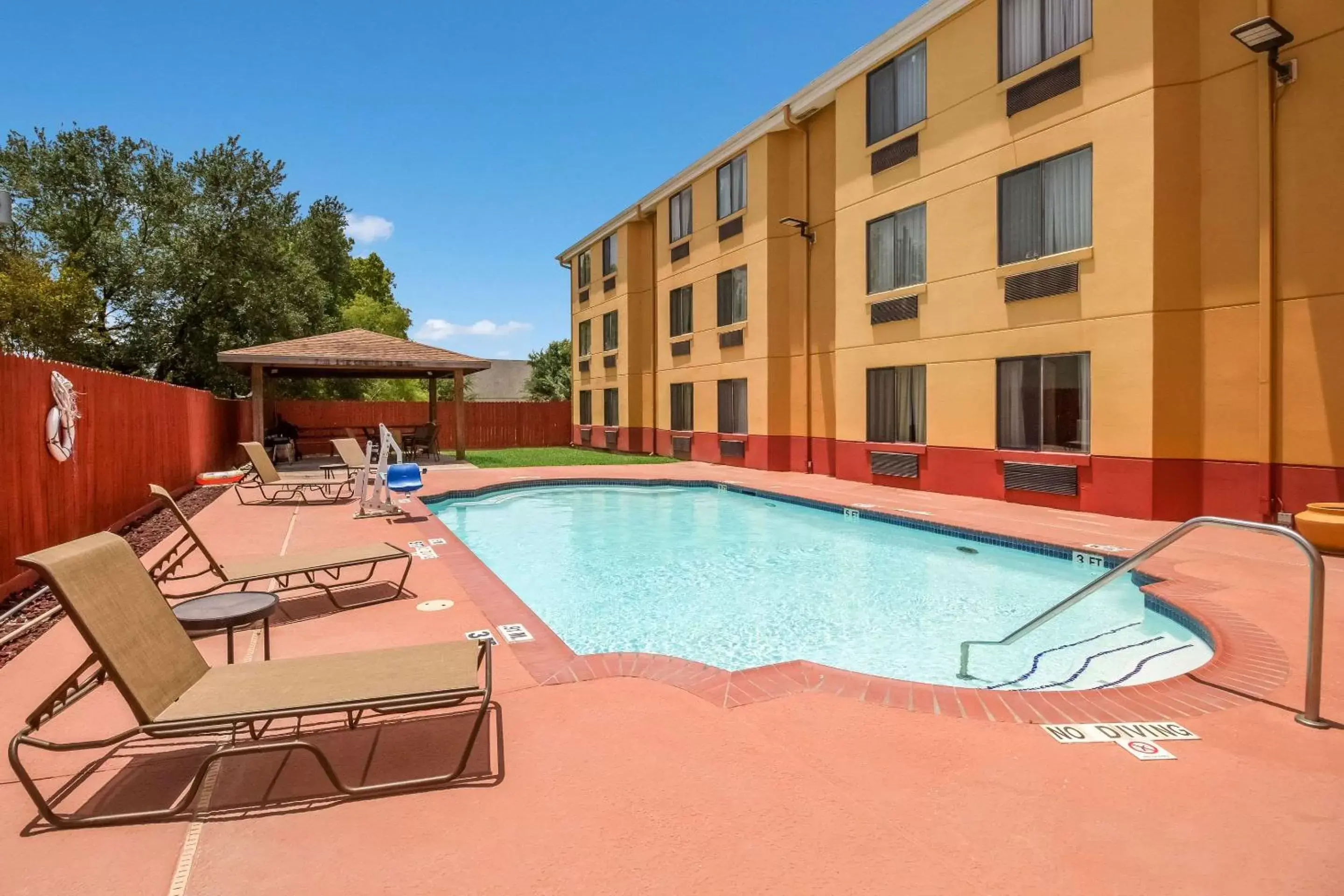 Swimming pool in Quality Inn Baytown - Houston East Swimming pool in Quality Inn Baytown - Houston East