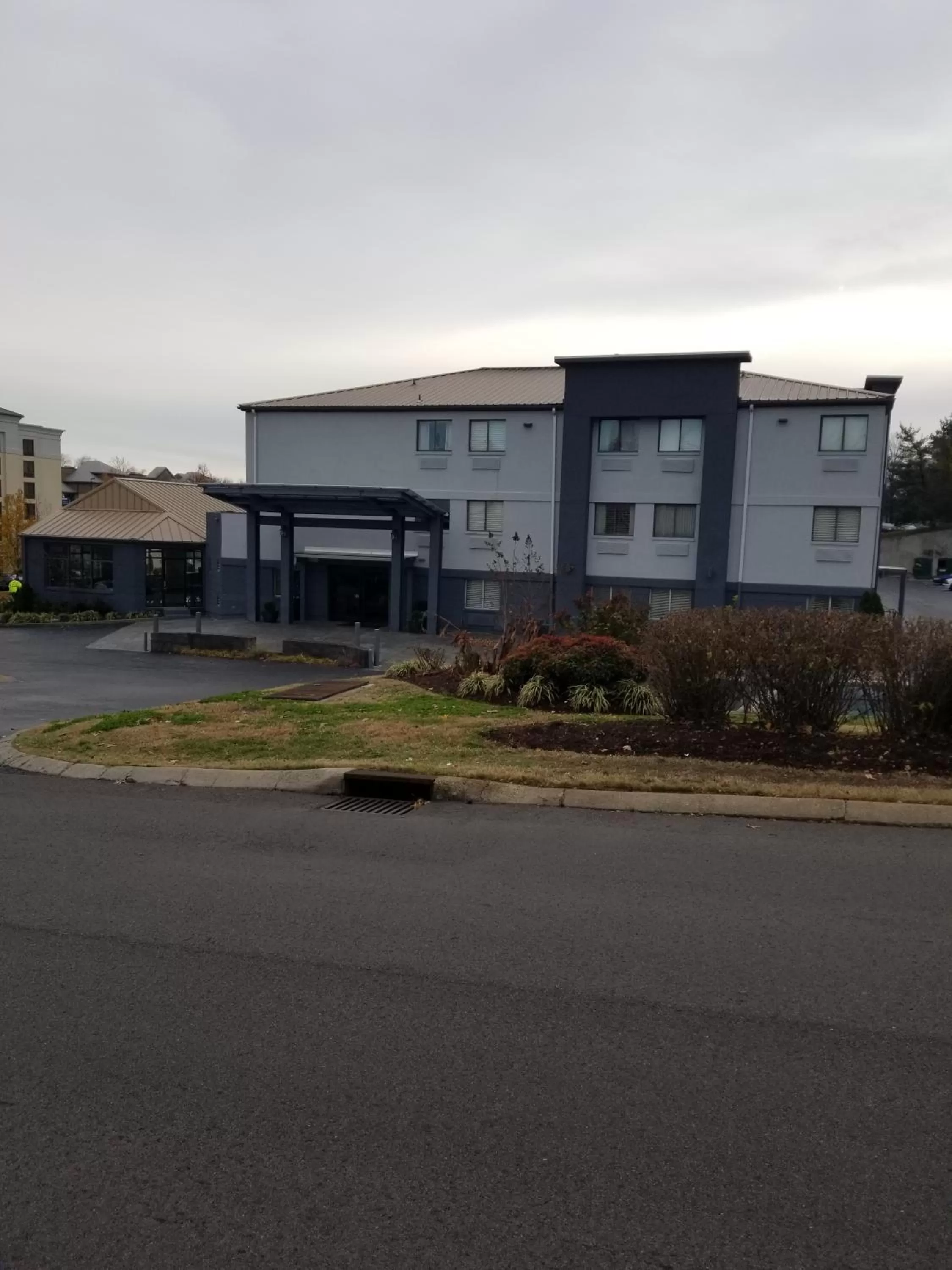 Property building in Luxe Studios Nashville Airport