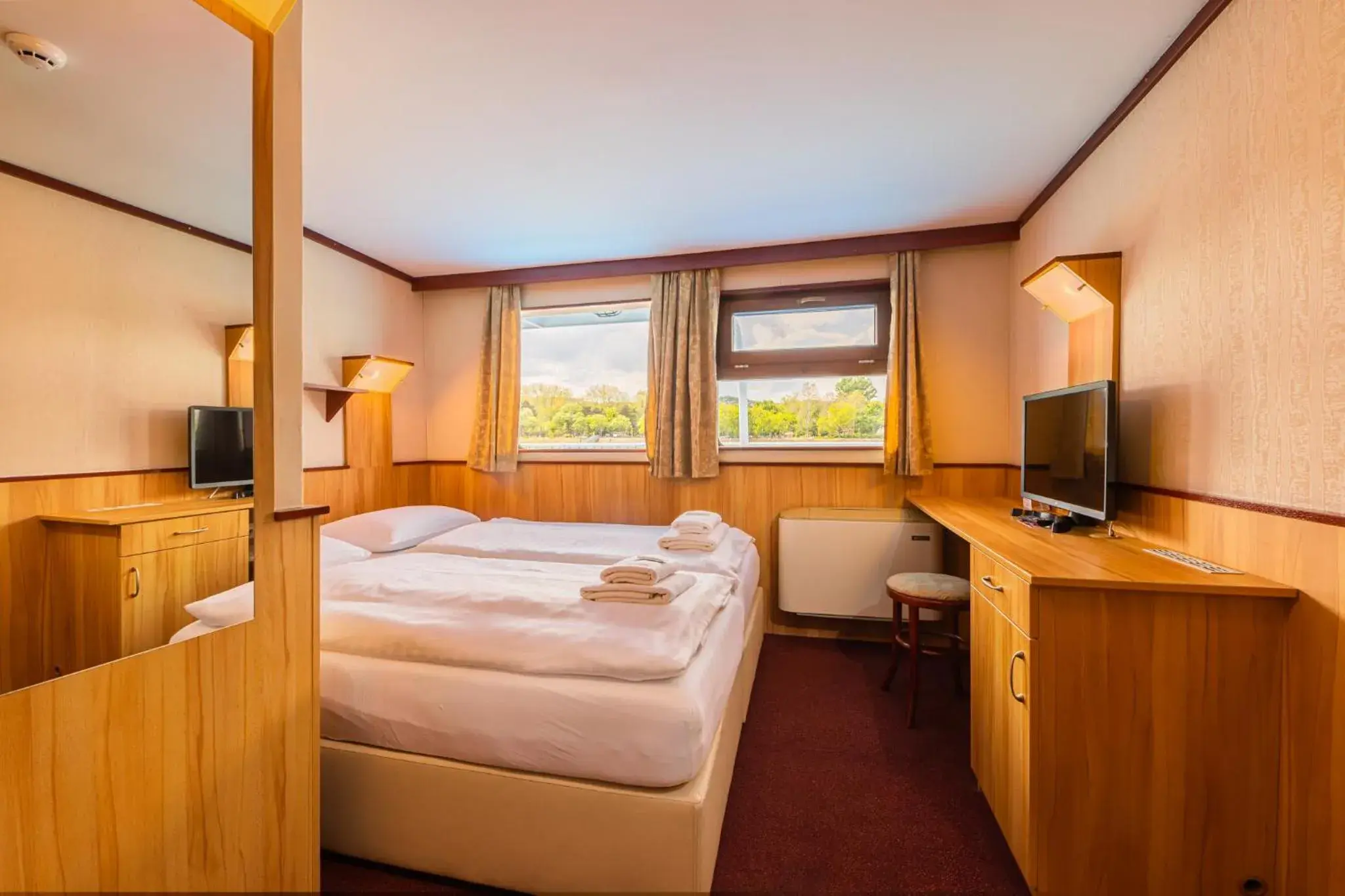 Bed in Fortuna Boat Hotel