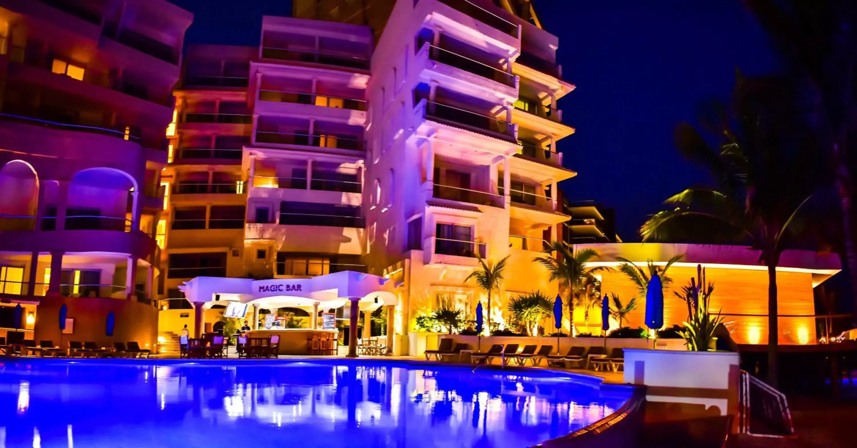 Lounge or bar, Swimming Pool in Hotel NYX Cancun