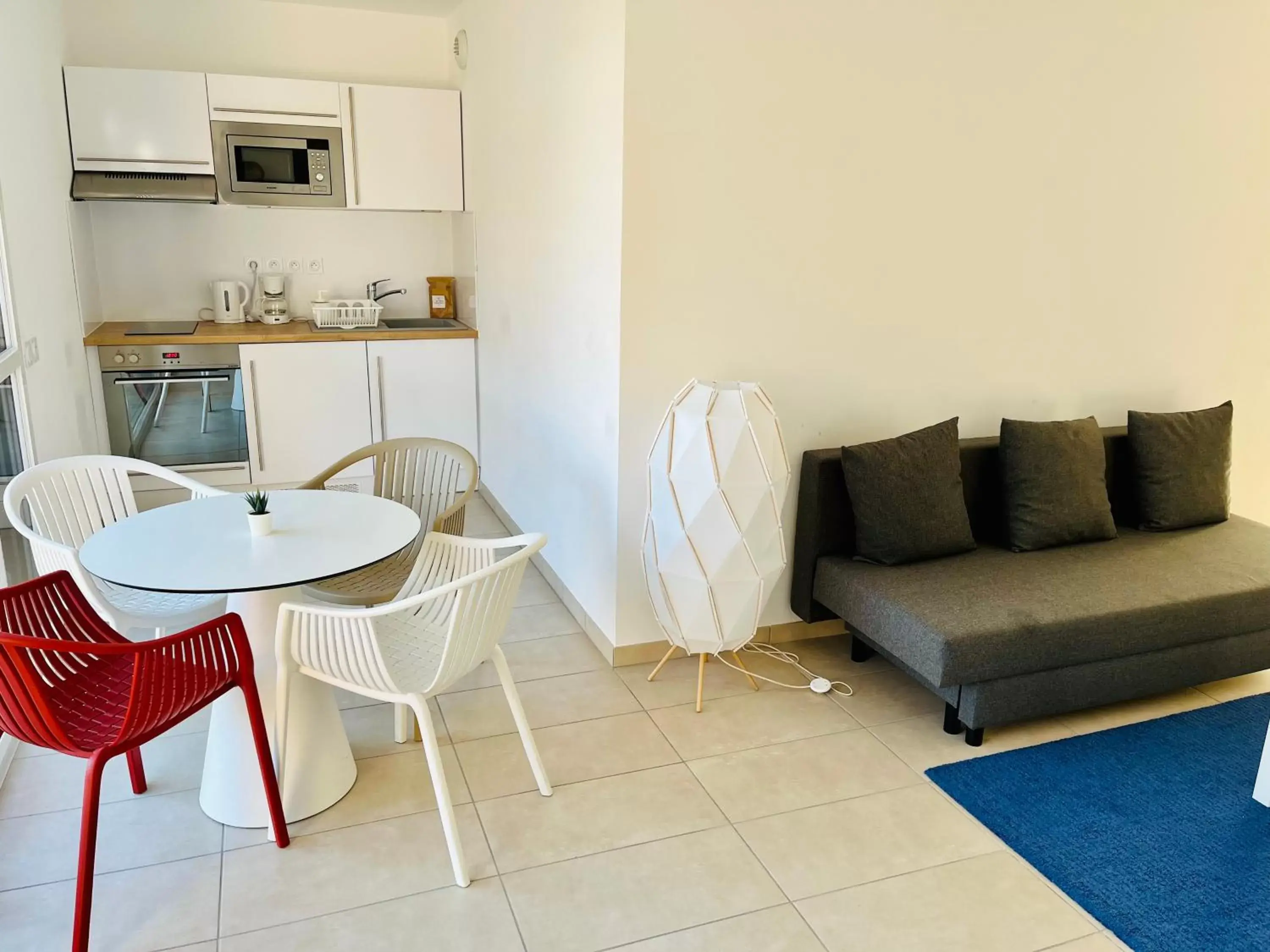 Kitchen or kitchenette, Seating Area in Les Patios de St-Pierre