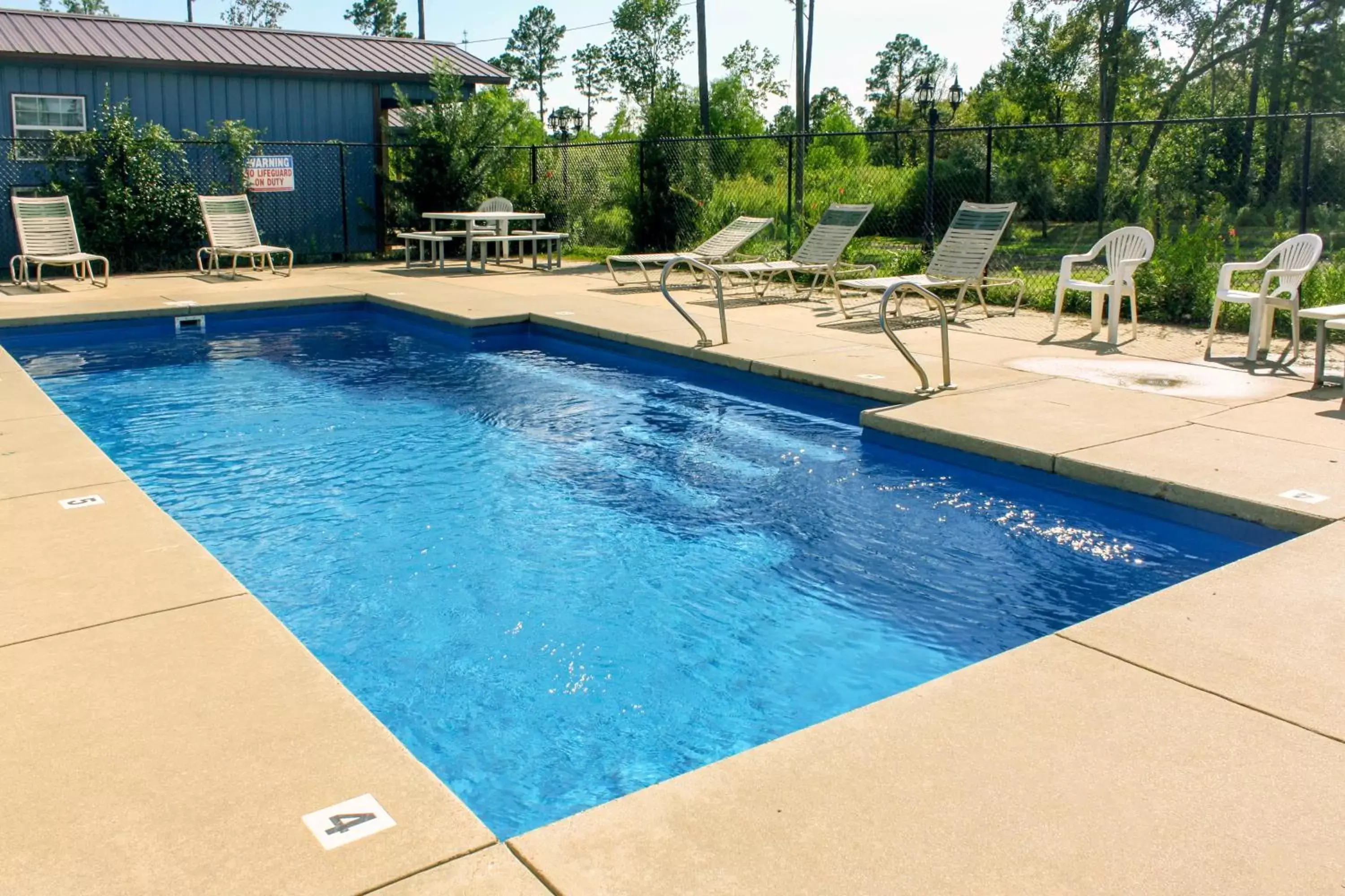 Swimming Pool in Toledo Town Inn