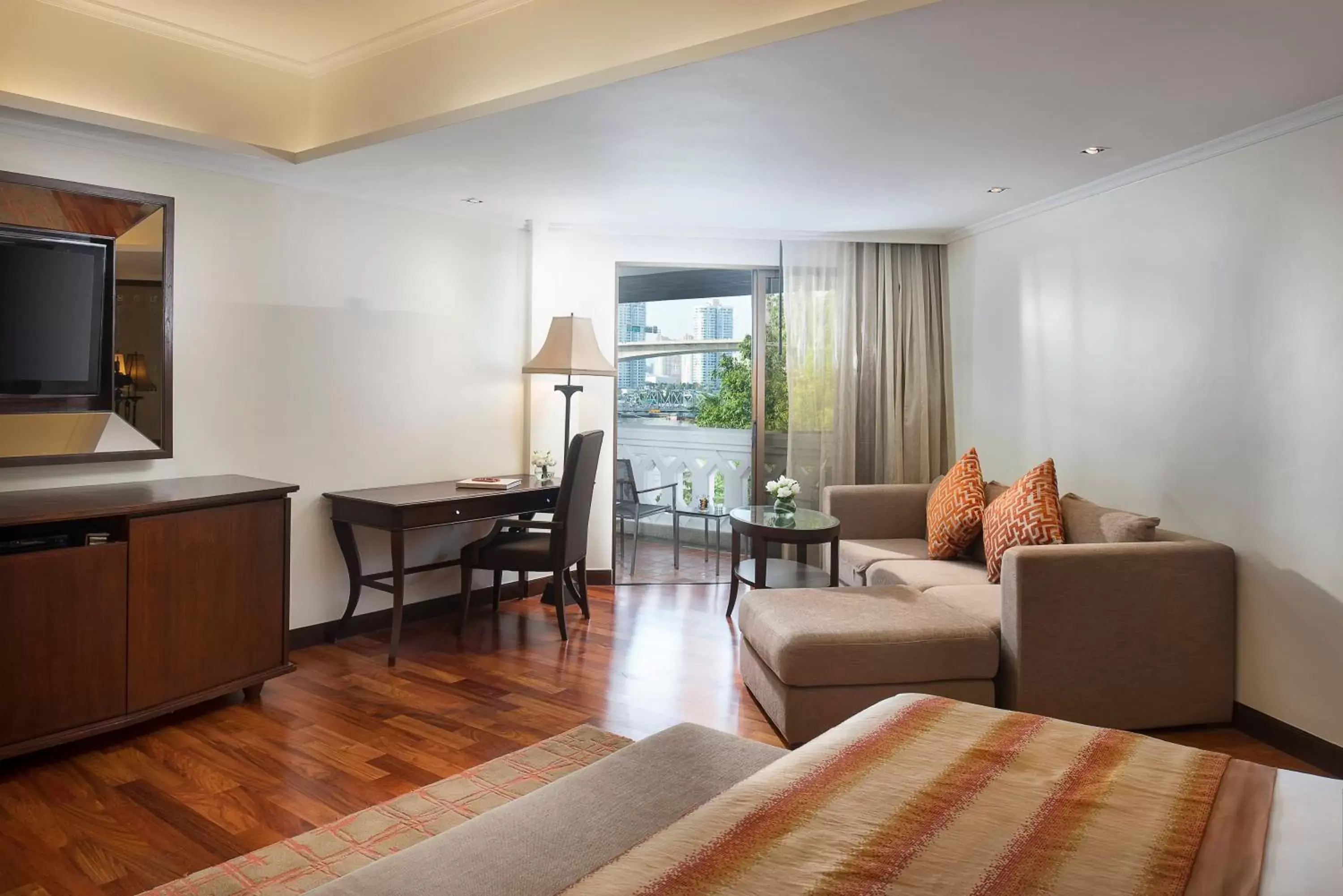 Bedroom, Lounge/Bar in Anantara Riverside Bangkok Resort