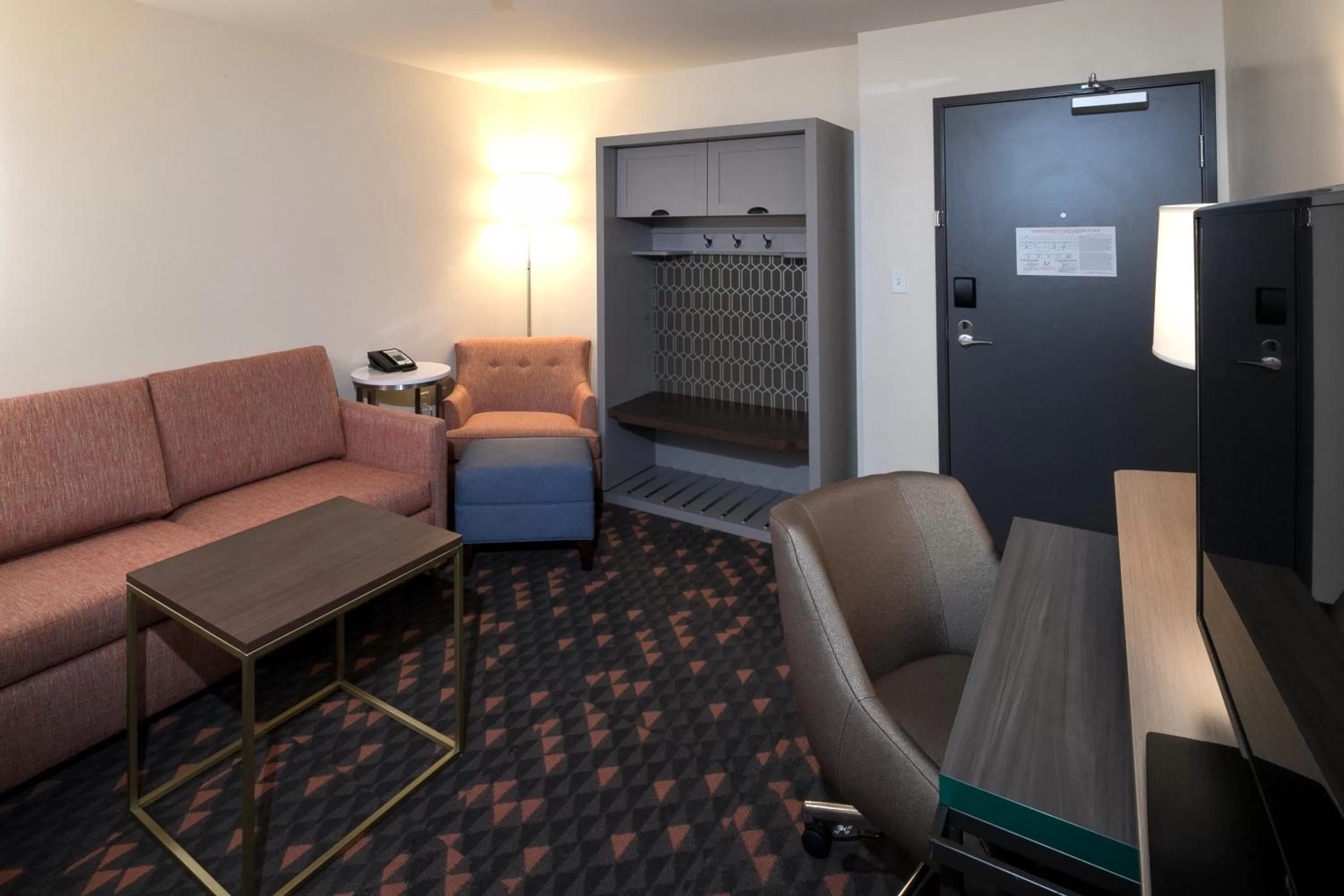 Seating area in Holiday Inn & Suites Detroit - Troy by IHG