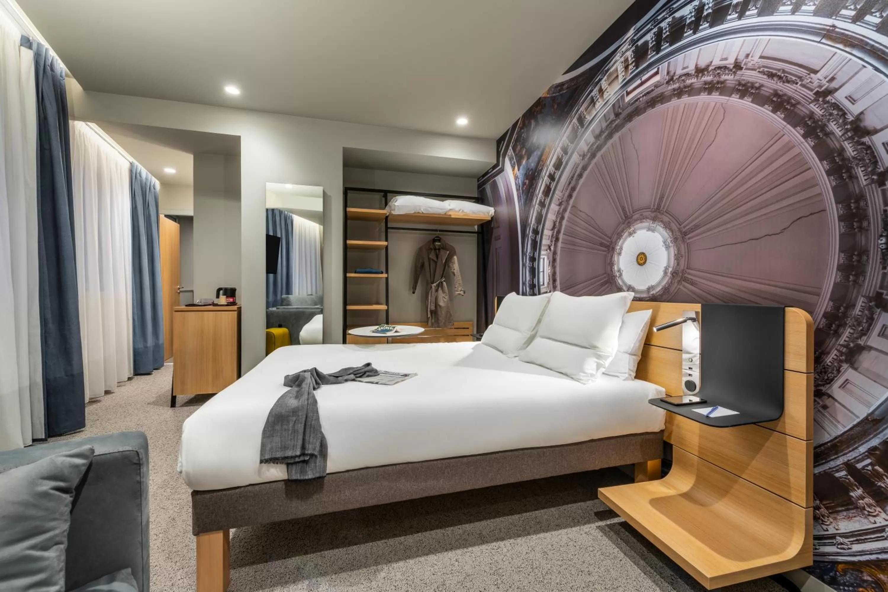 Bed in Novotel Paris 20 Belleville